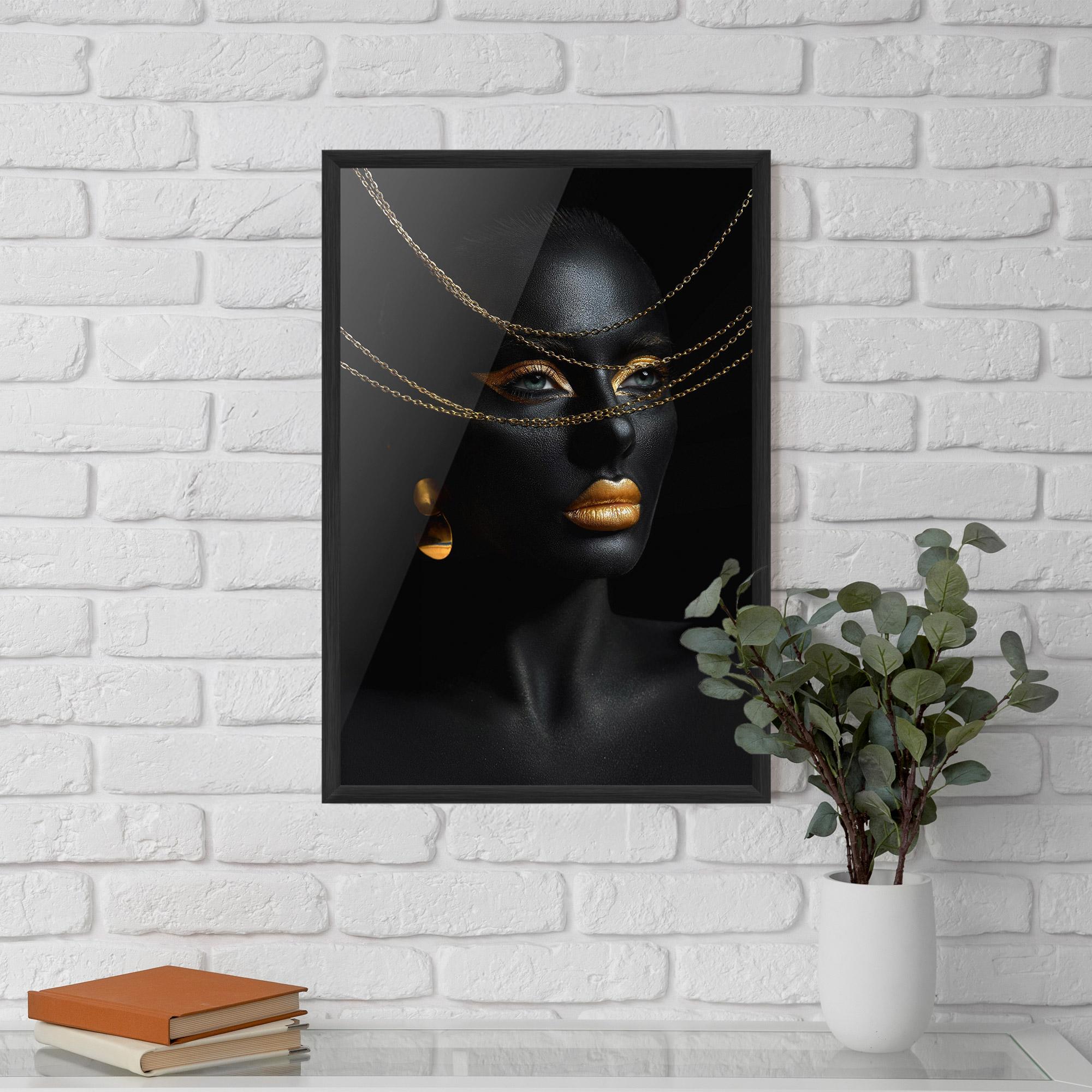 Plakat w Ramie Gold Chain Woman mockup 5