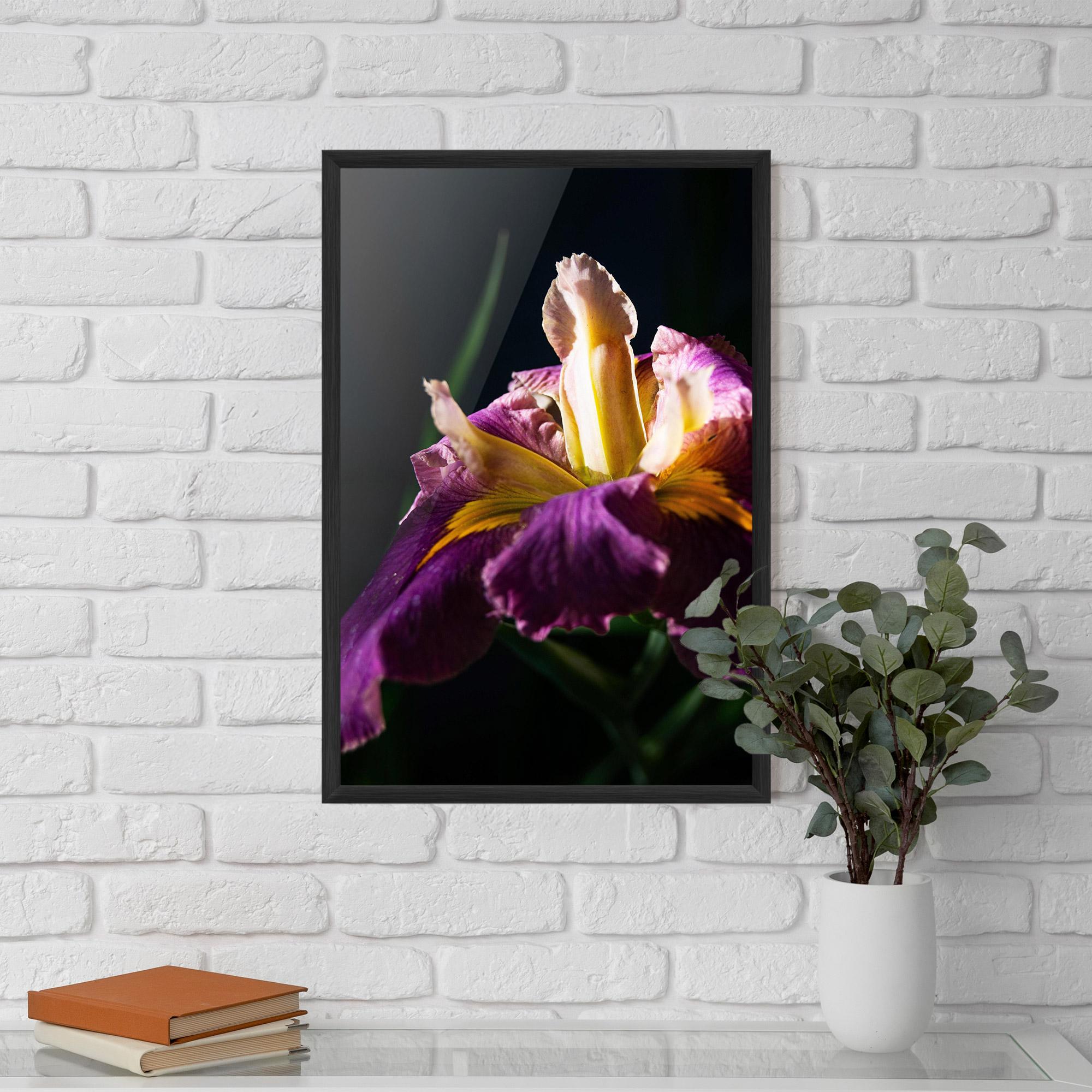 Plakat w Ramie Pastel Yellow Iris mockup 5