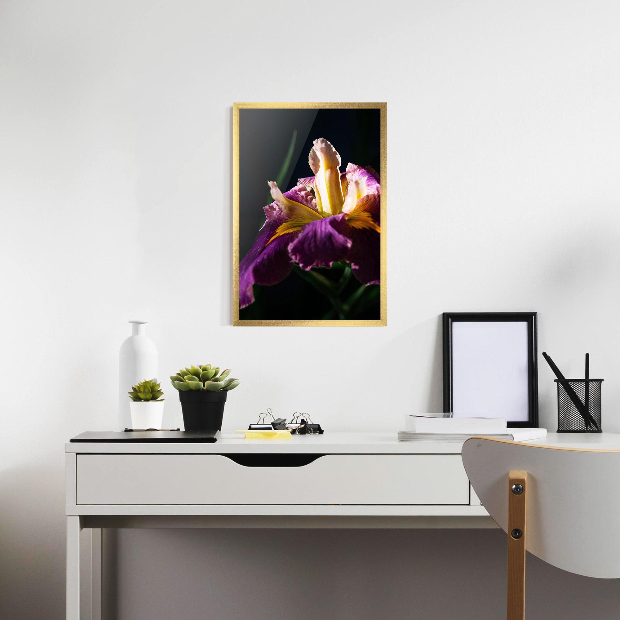 Plakat w Ramie Pastel Yellow Iris mockup 7