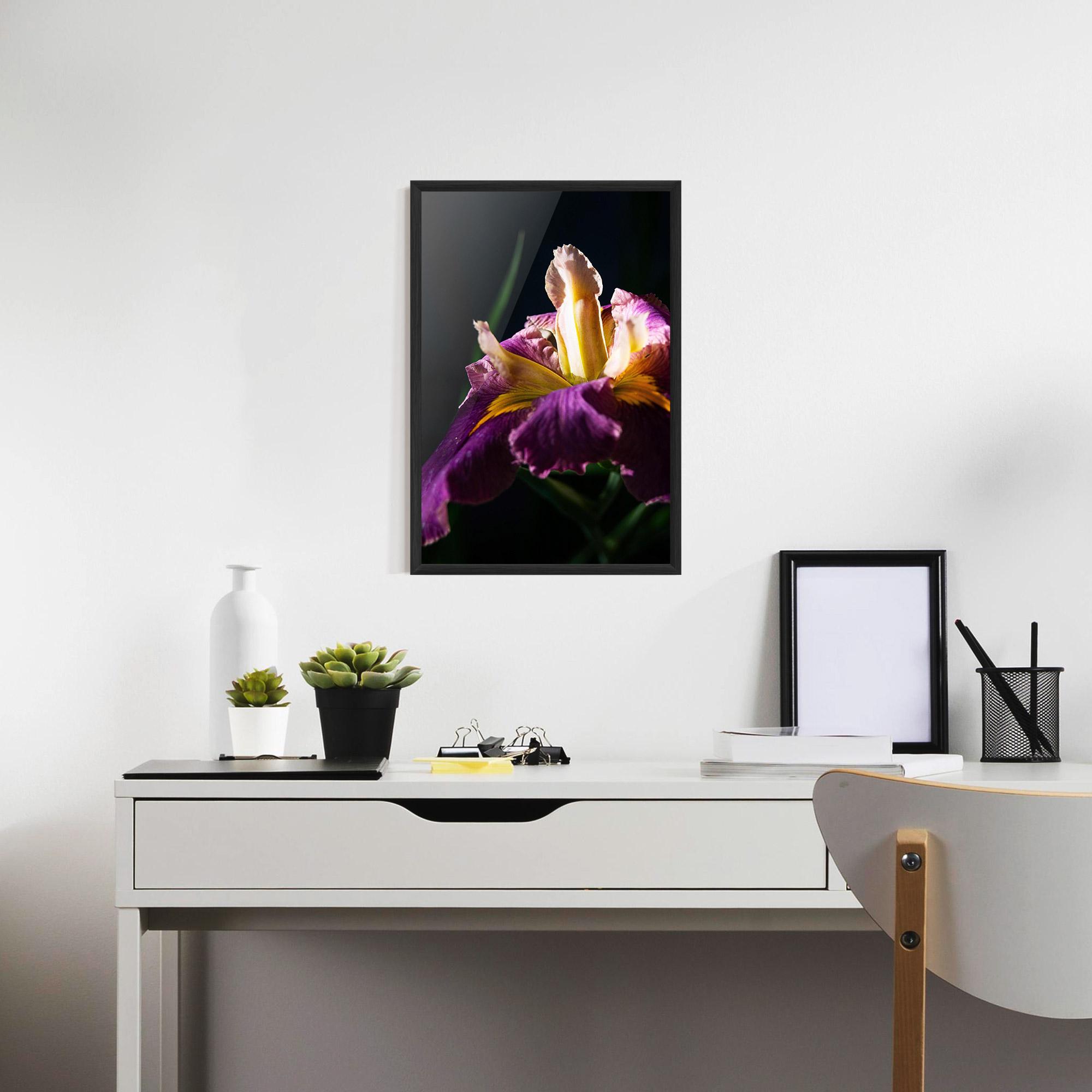 Plakat w Ramie Pastel Yellow Iris mockup 7