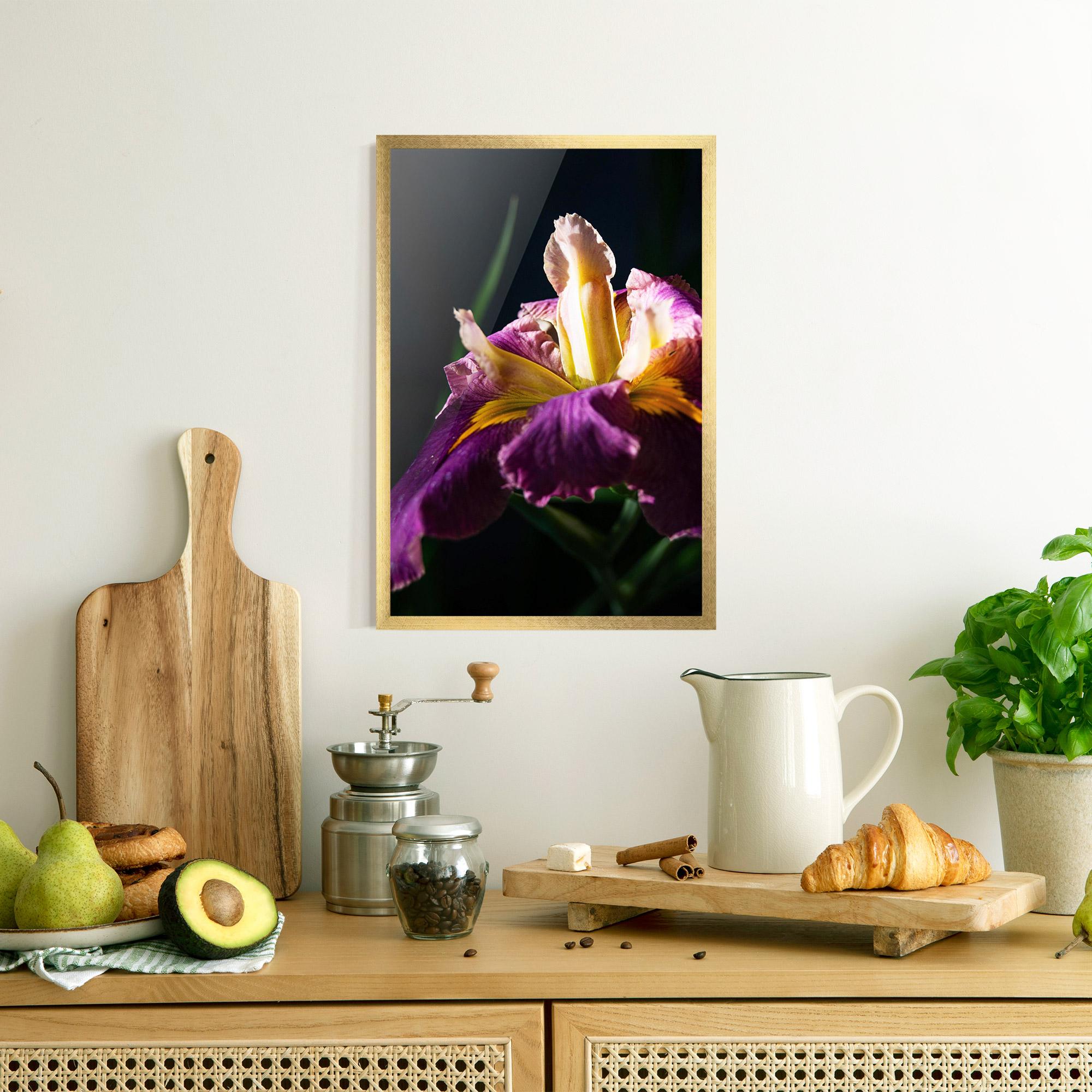 Plakat w Ramie Pastel Yellow Iris mockup 8