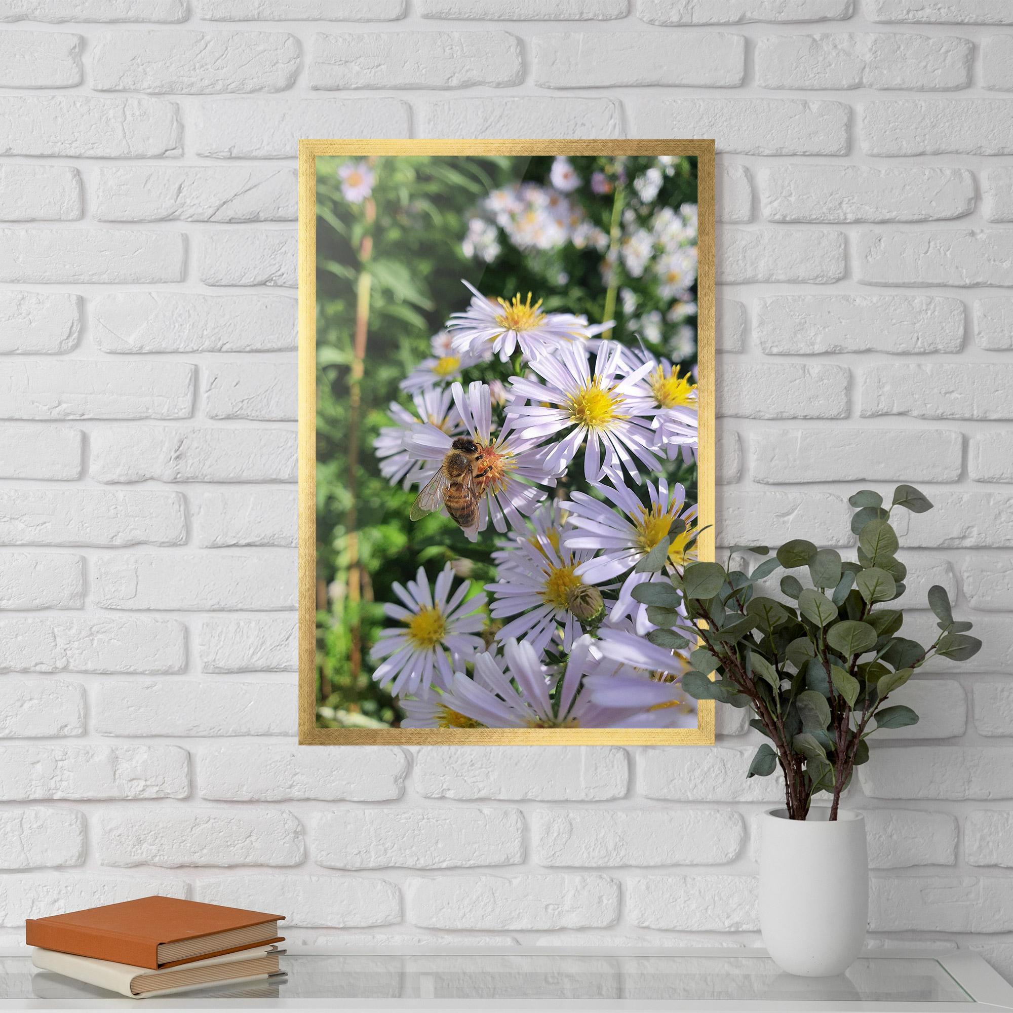 Plakat w Ramie Bee On Light Purple Daisy mockup 5
