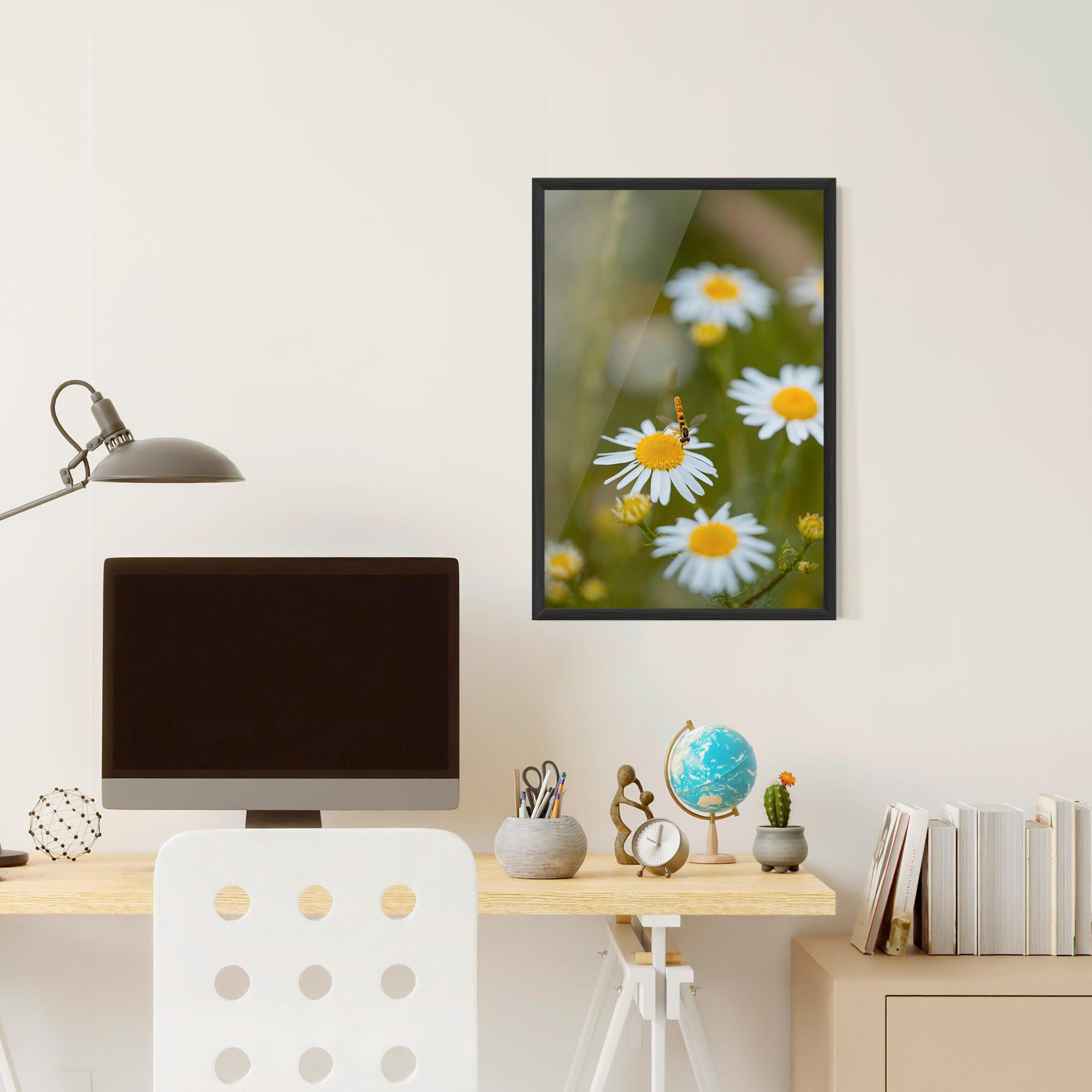Plakat w Ramie Bug On Small Daisy mockup 6