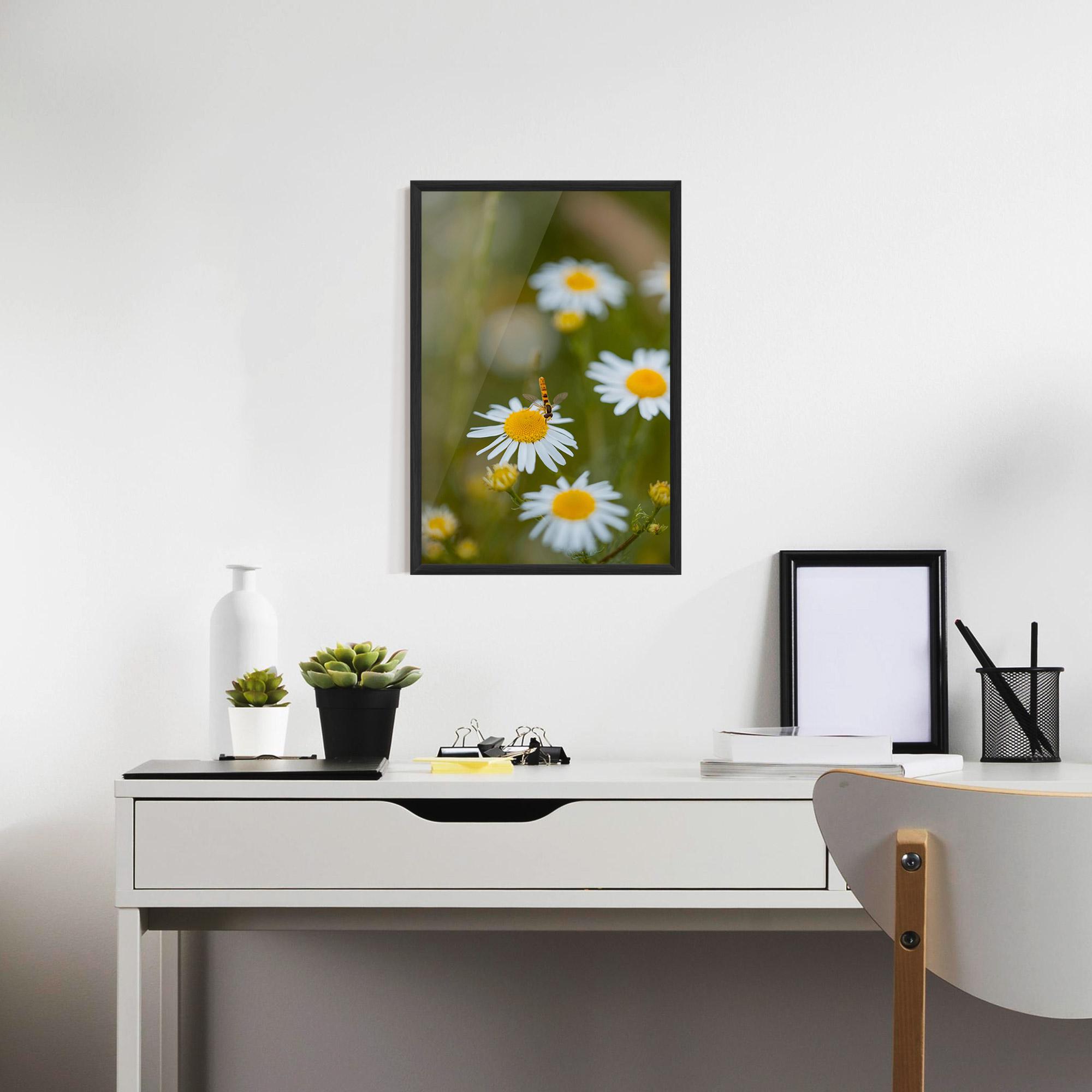 Plakat w Ramie Bug On Small Daisy mockup 7