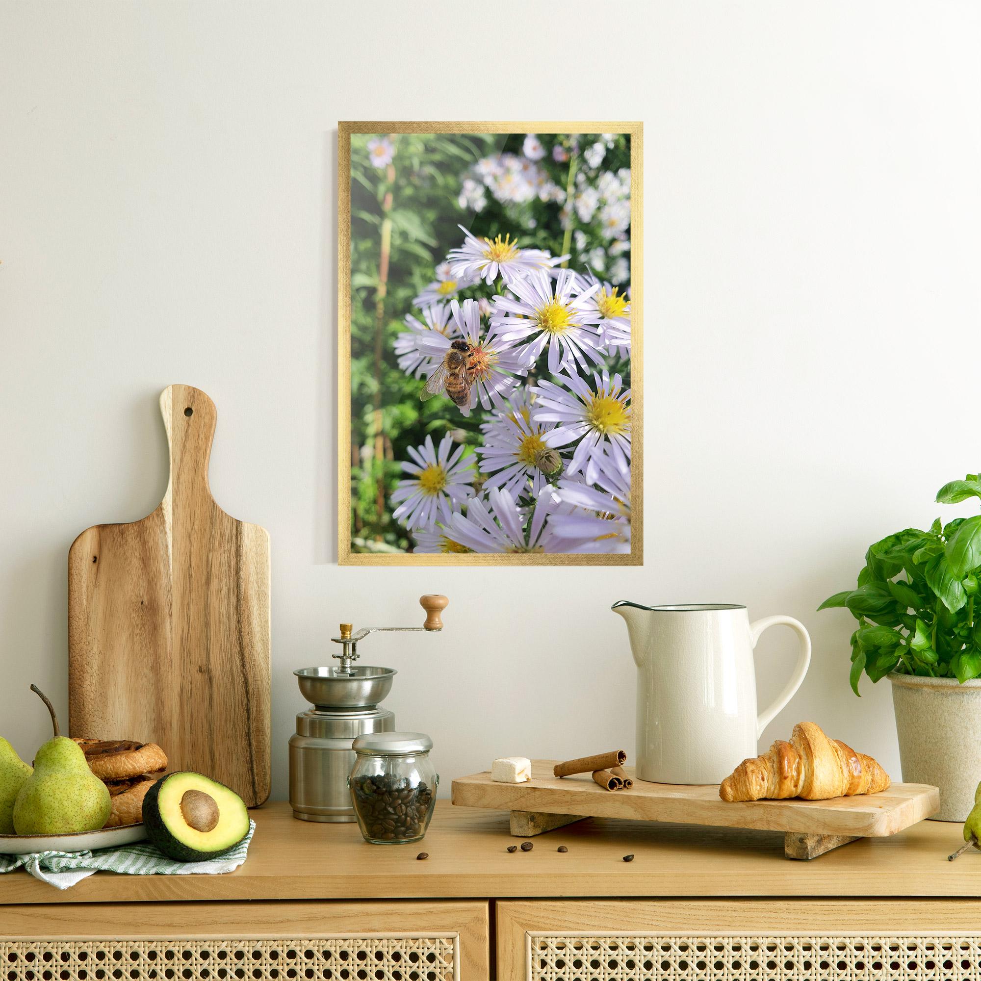 Plakat w Ramie Bee On Light Purple Daisy mockup 8