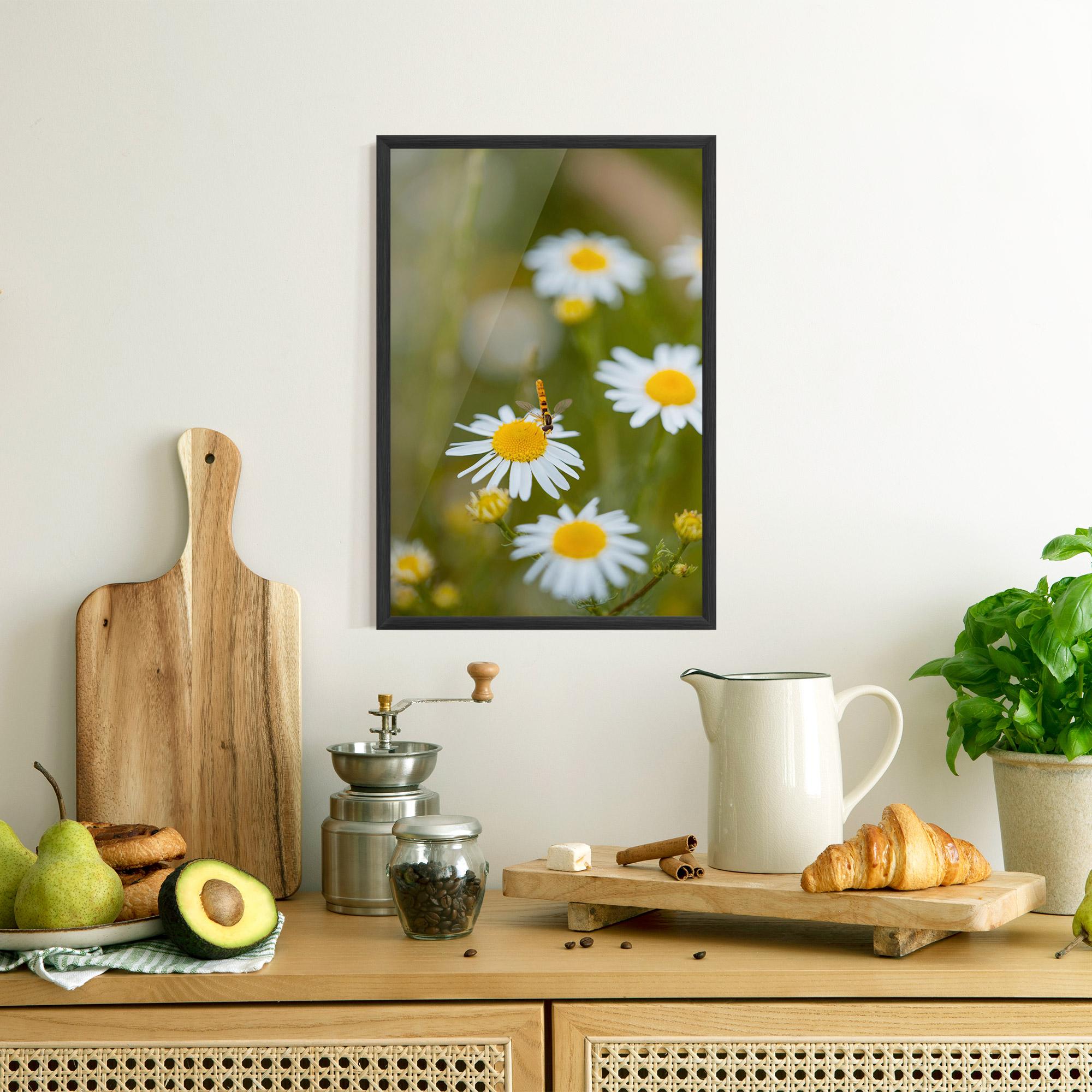 Plakat w Ramie Bug On Small Daisy mockup 8