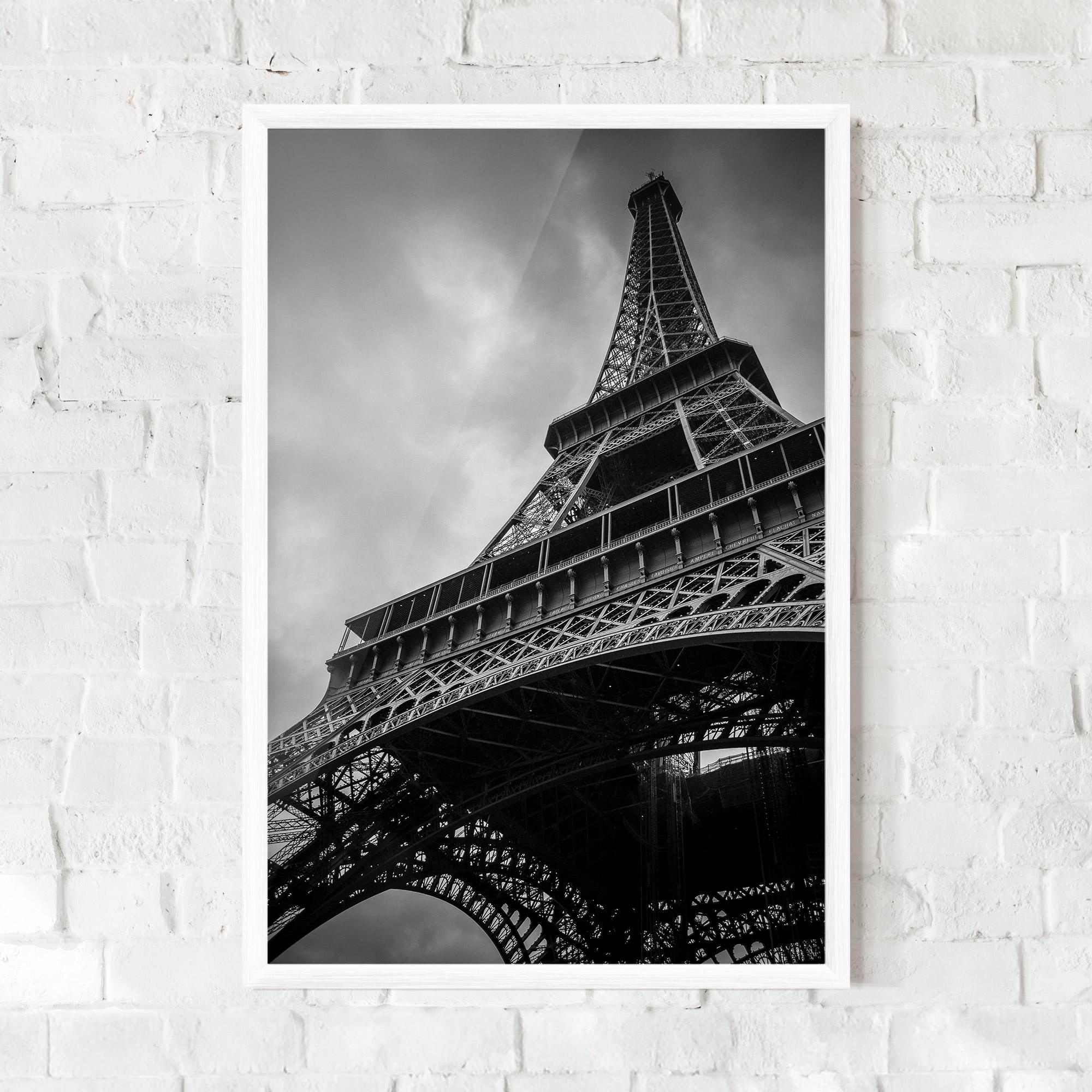 Plakat w Ramie Eiffel Grey Tower mockup 0