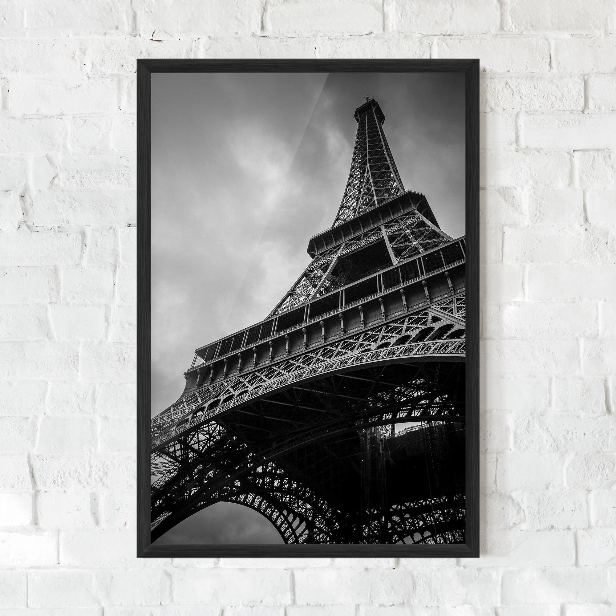 Plakat w Ramie Eiffel Grey Tower mockup 0