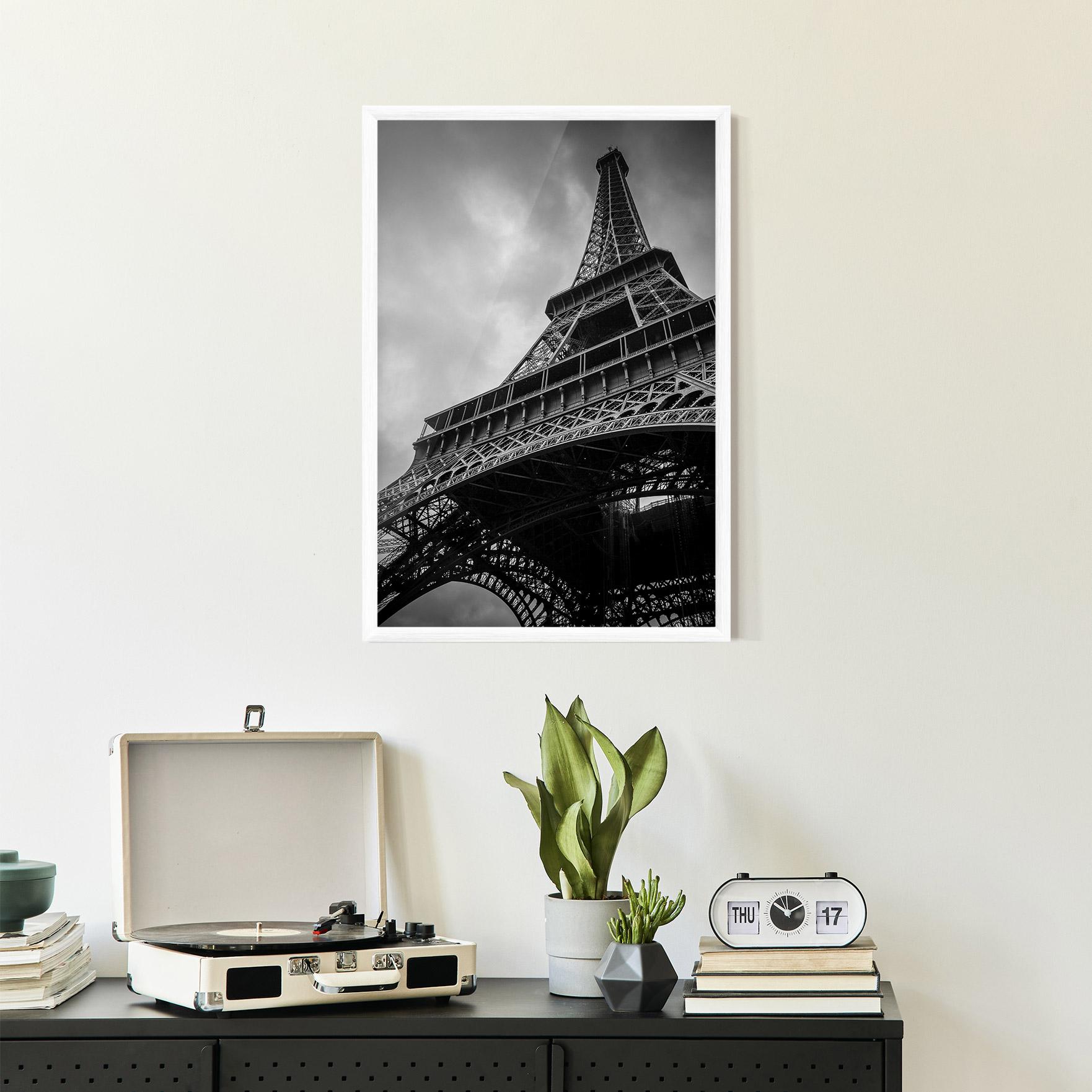 Plakat w Ramie Eiffel Grey Tower mockup 2