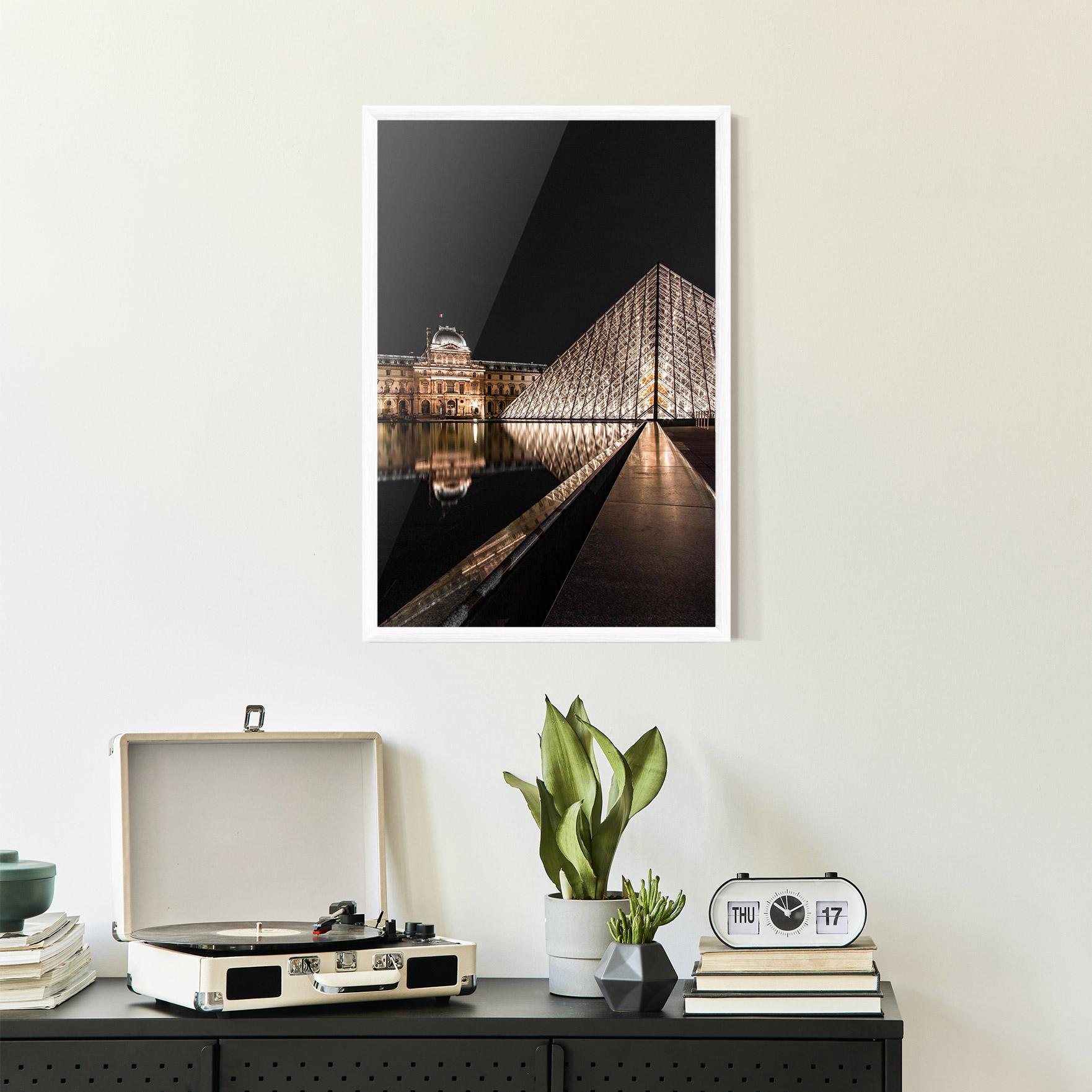 Plakat w Ramie Louvre Night mockup 2