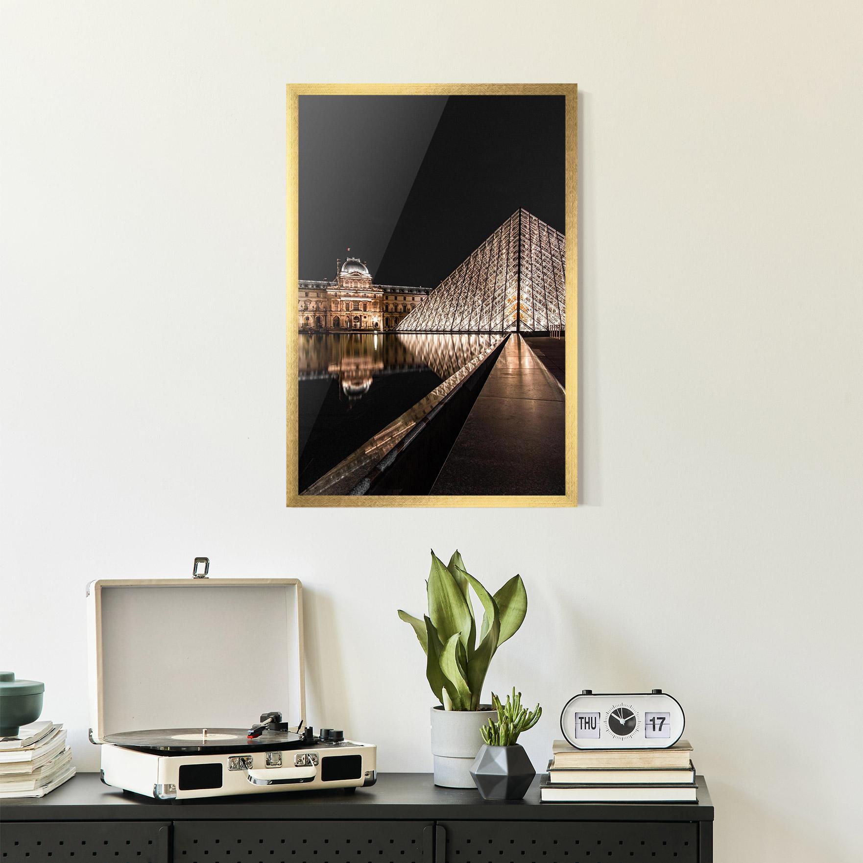 Plakat w Ramie Louvre Night mockup 2