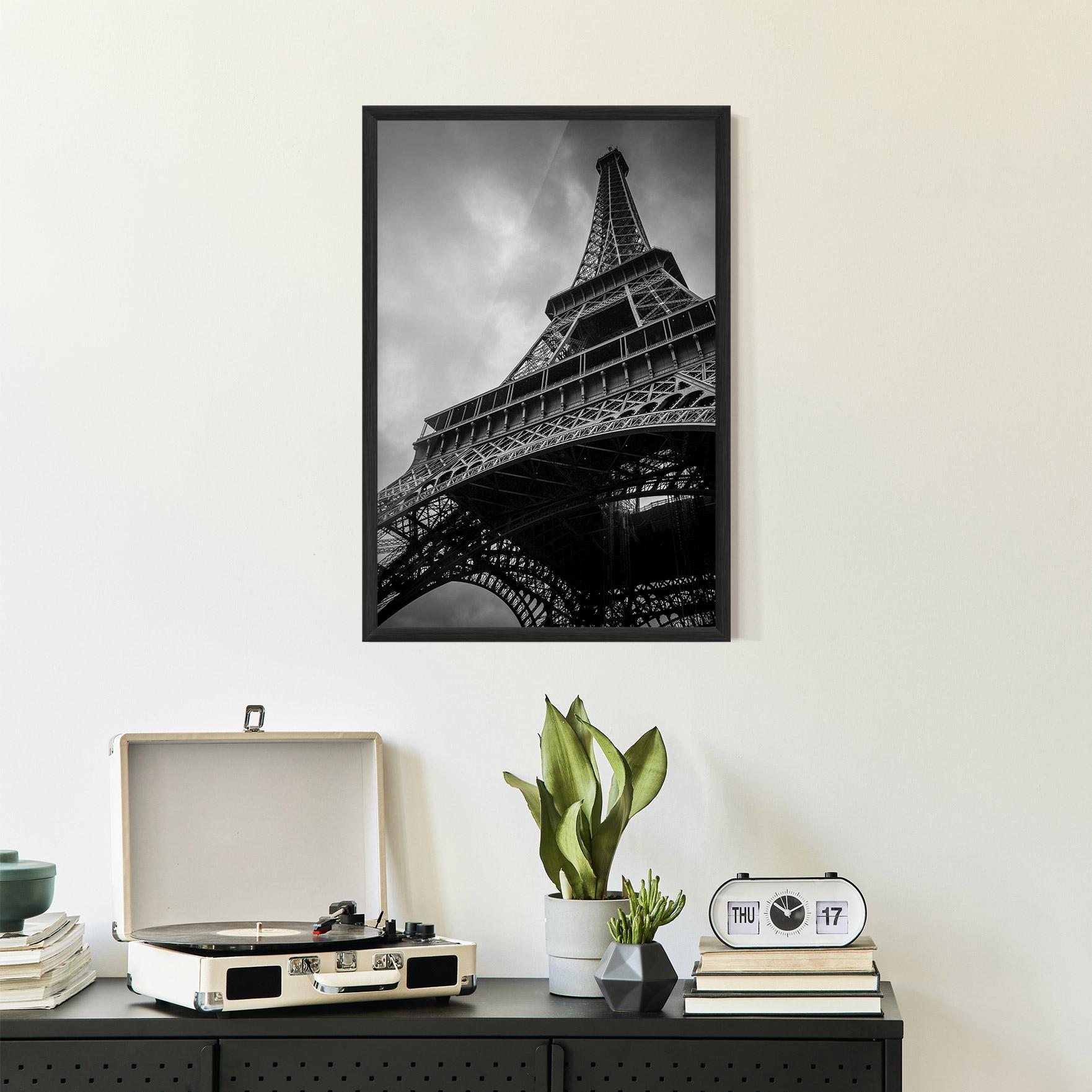 Plakat w Ramie Eiffel Grey Tower mockup 2