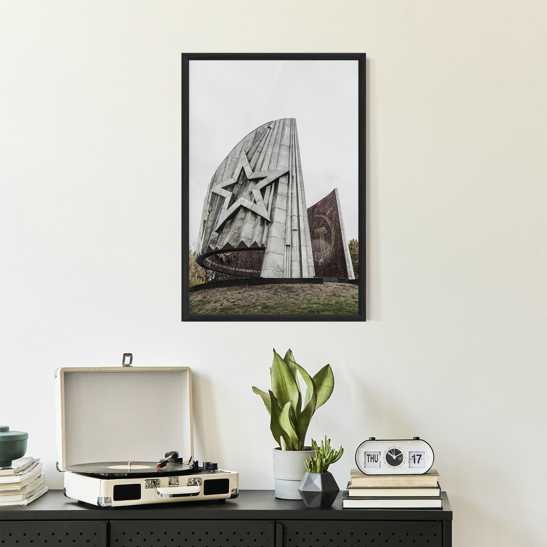 Plakat w Ramie Monument Of Glory mockup 2
