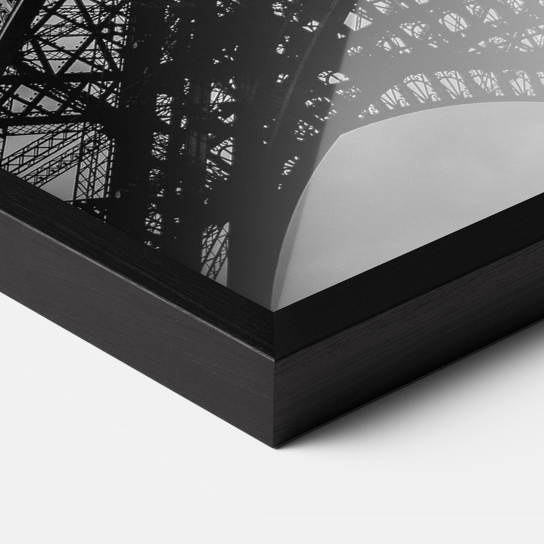 Plakat w Ramie Eiffel Grey Tower mockup 3