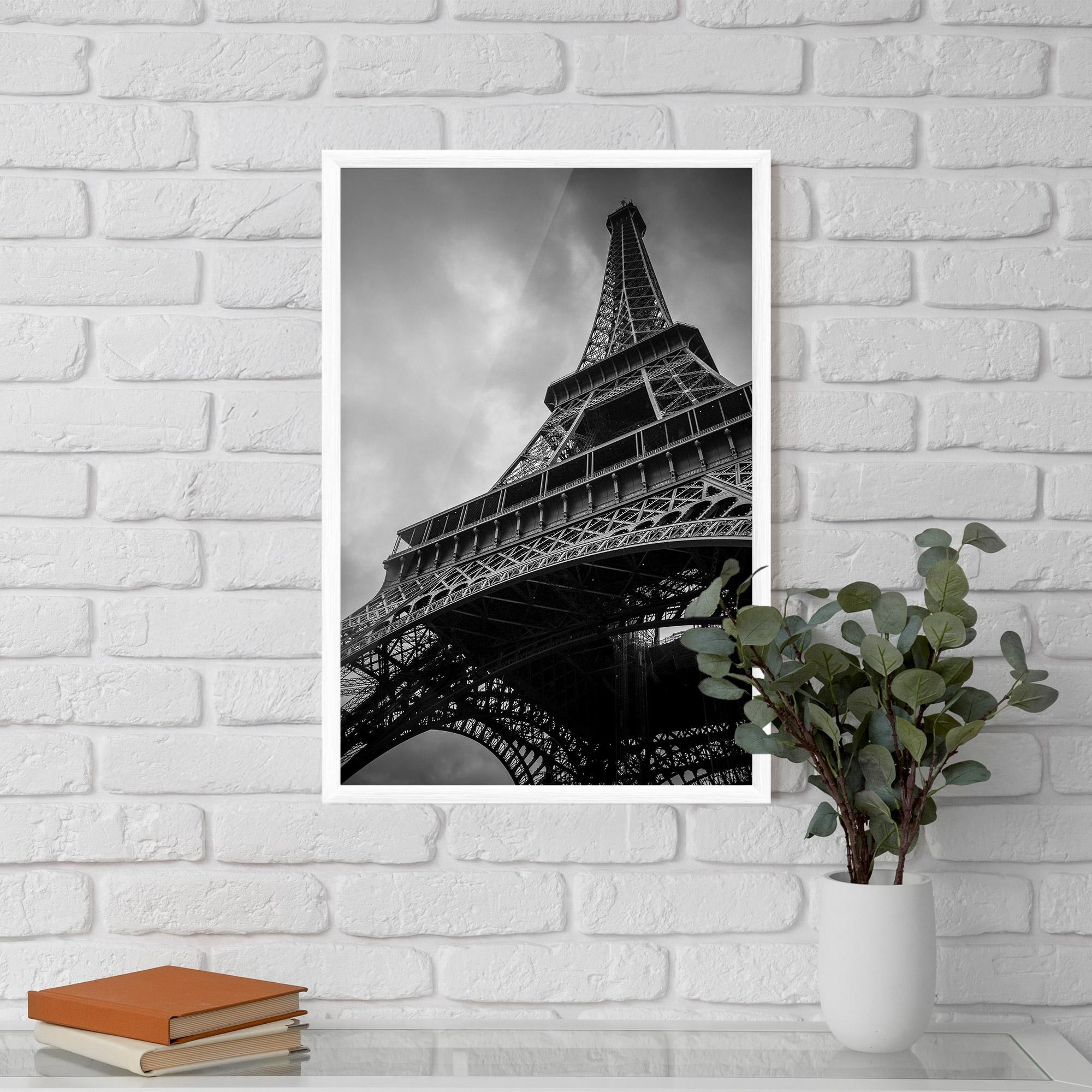Plakat w Ramie Eiffel Grey Tower mockup 5