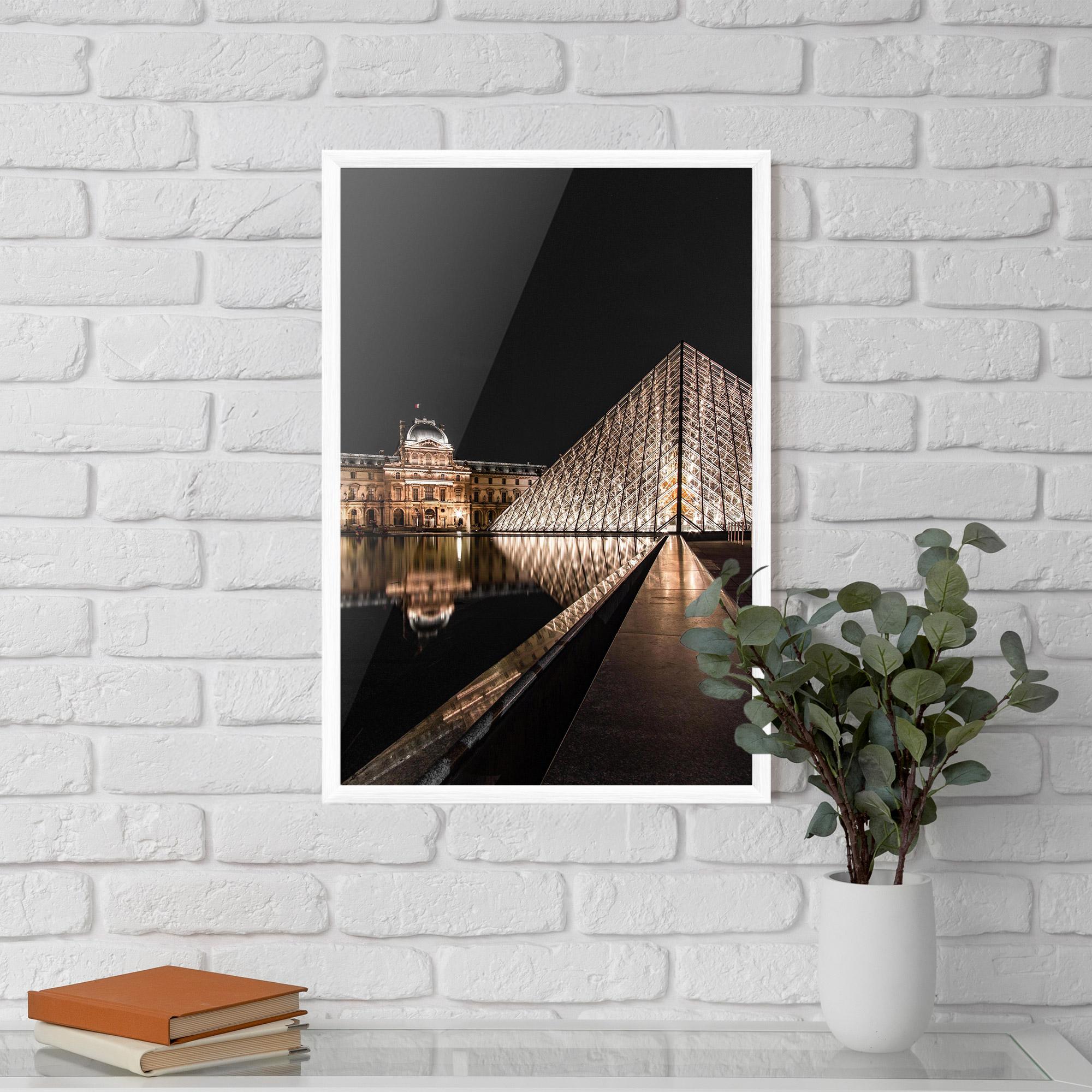 Plakat w Ramie Louvre Night mockup 5
