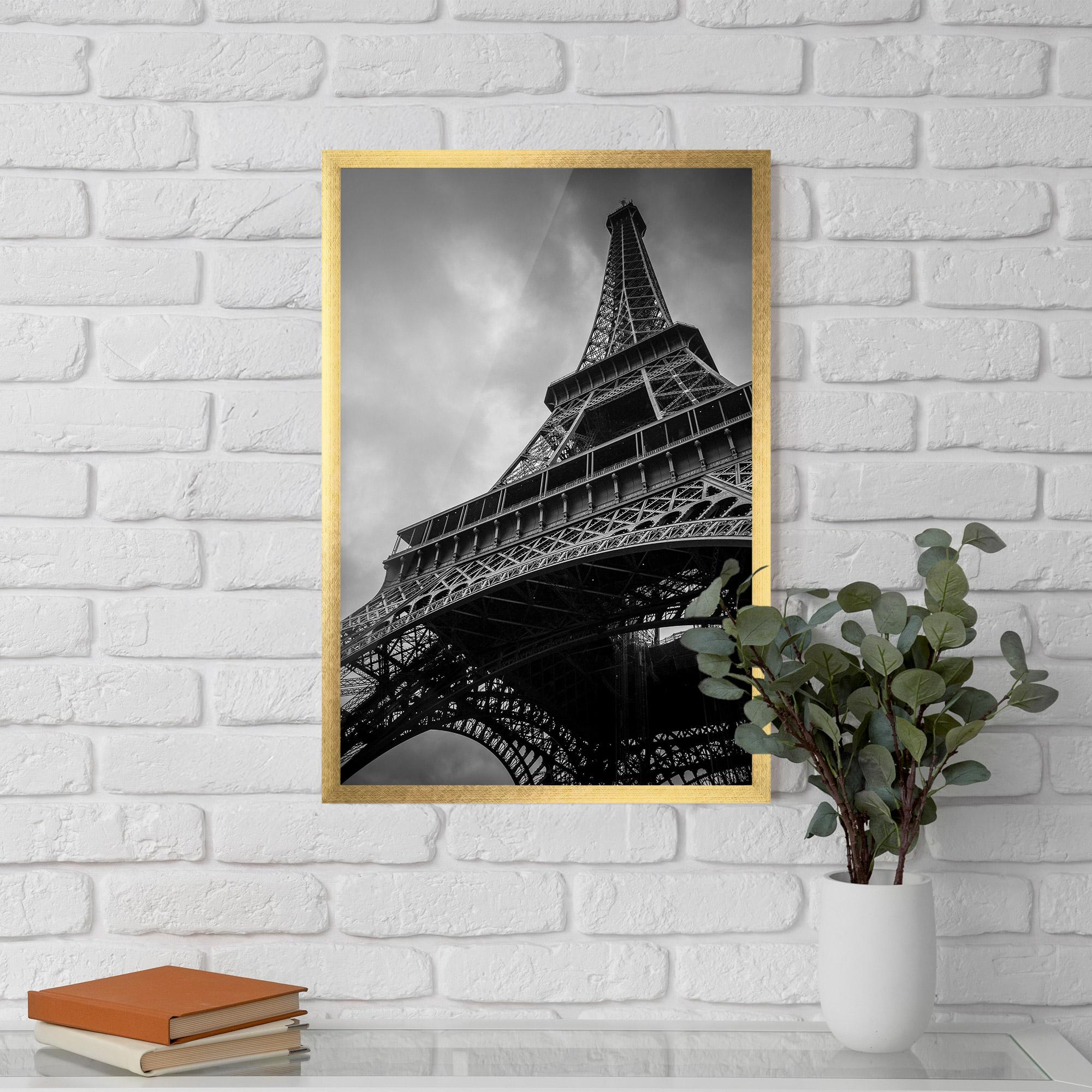 Plakat w Ramie Eiffel Grey Tower mockup 5