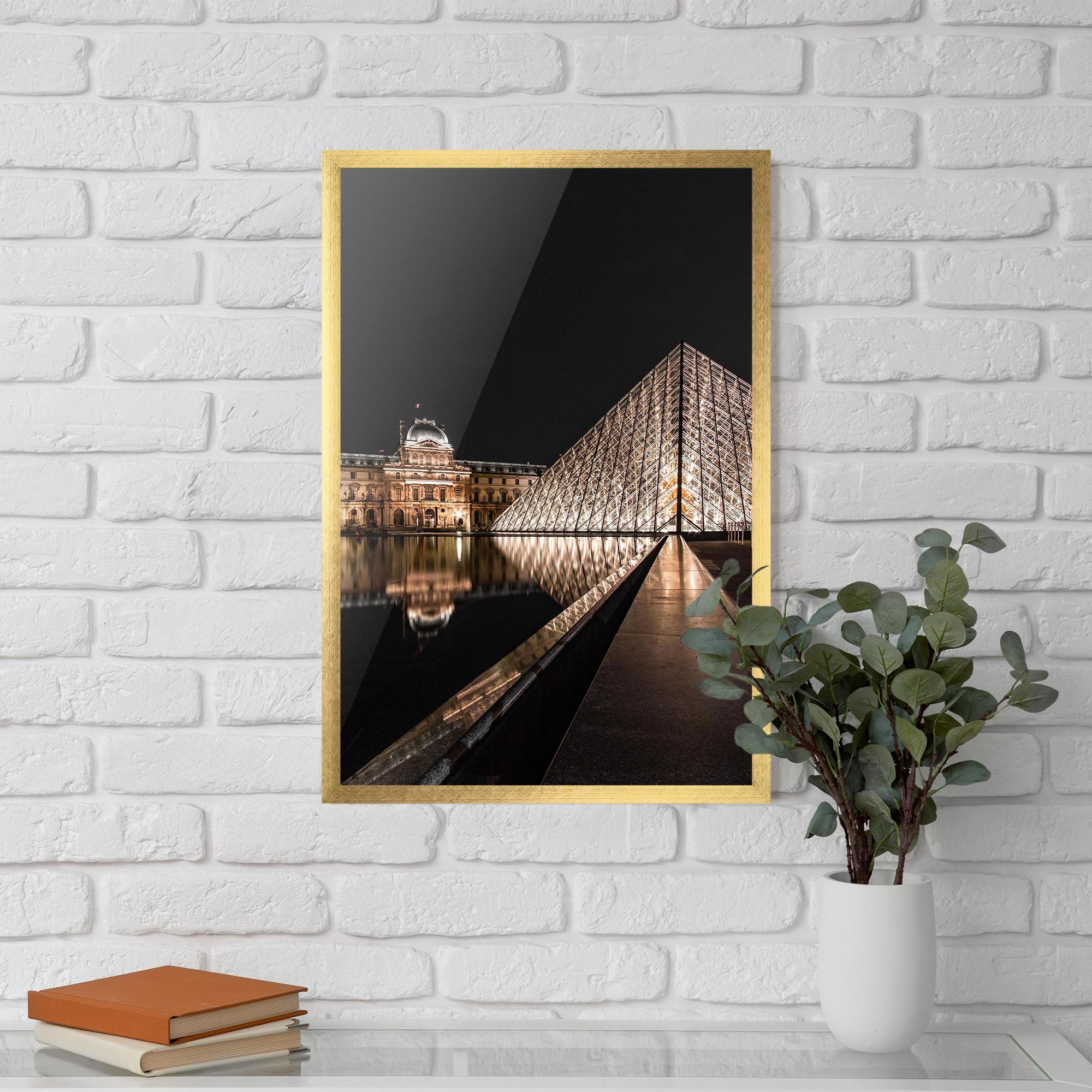 Plakat w Ramie Louvre Night mockup 5