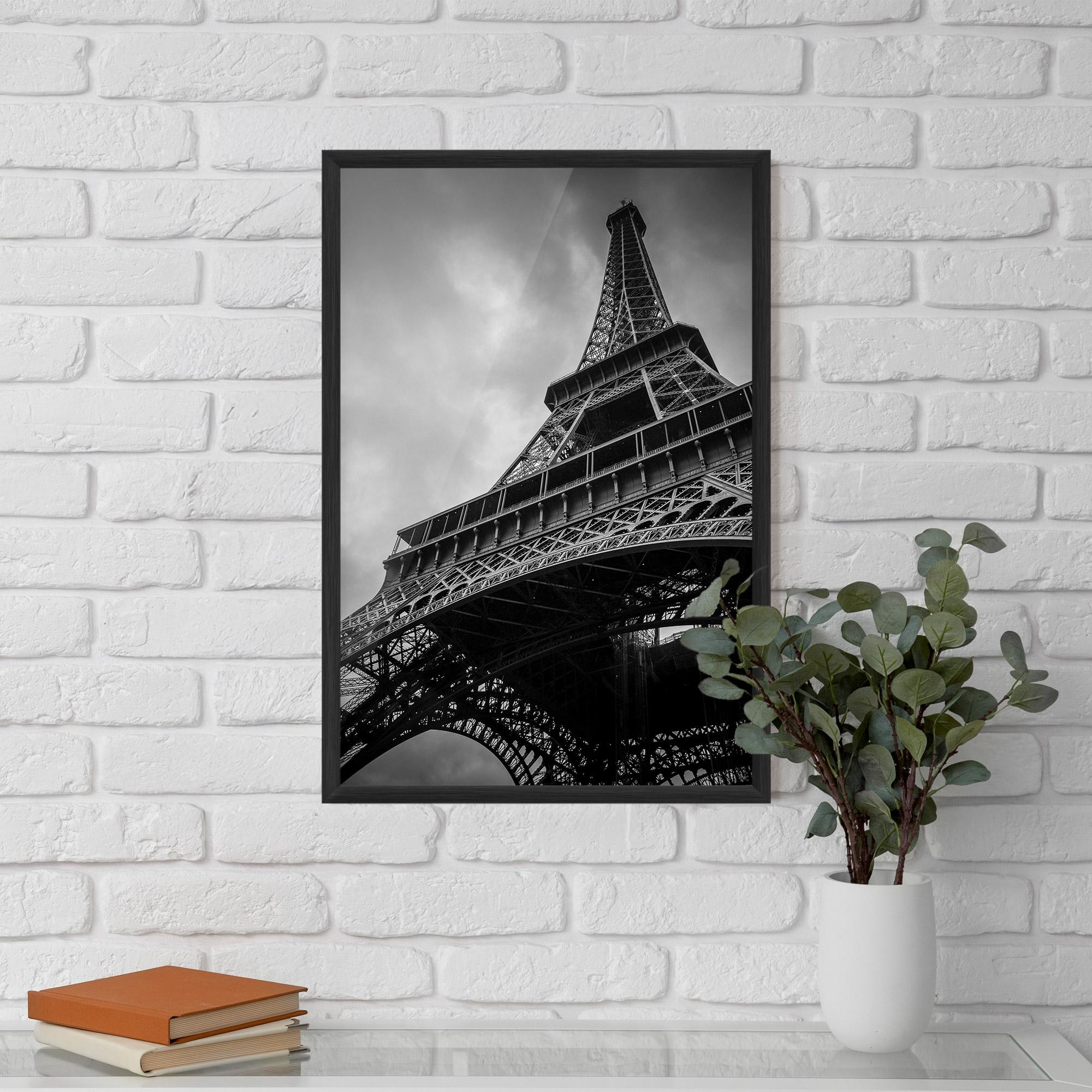 Plakat w Ramie Eiffel Grey Tower mockup 5