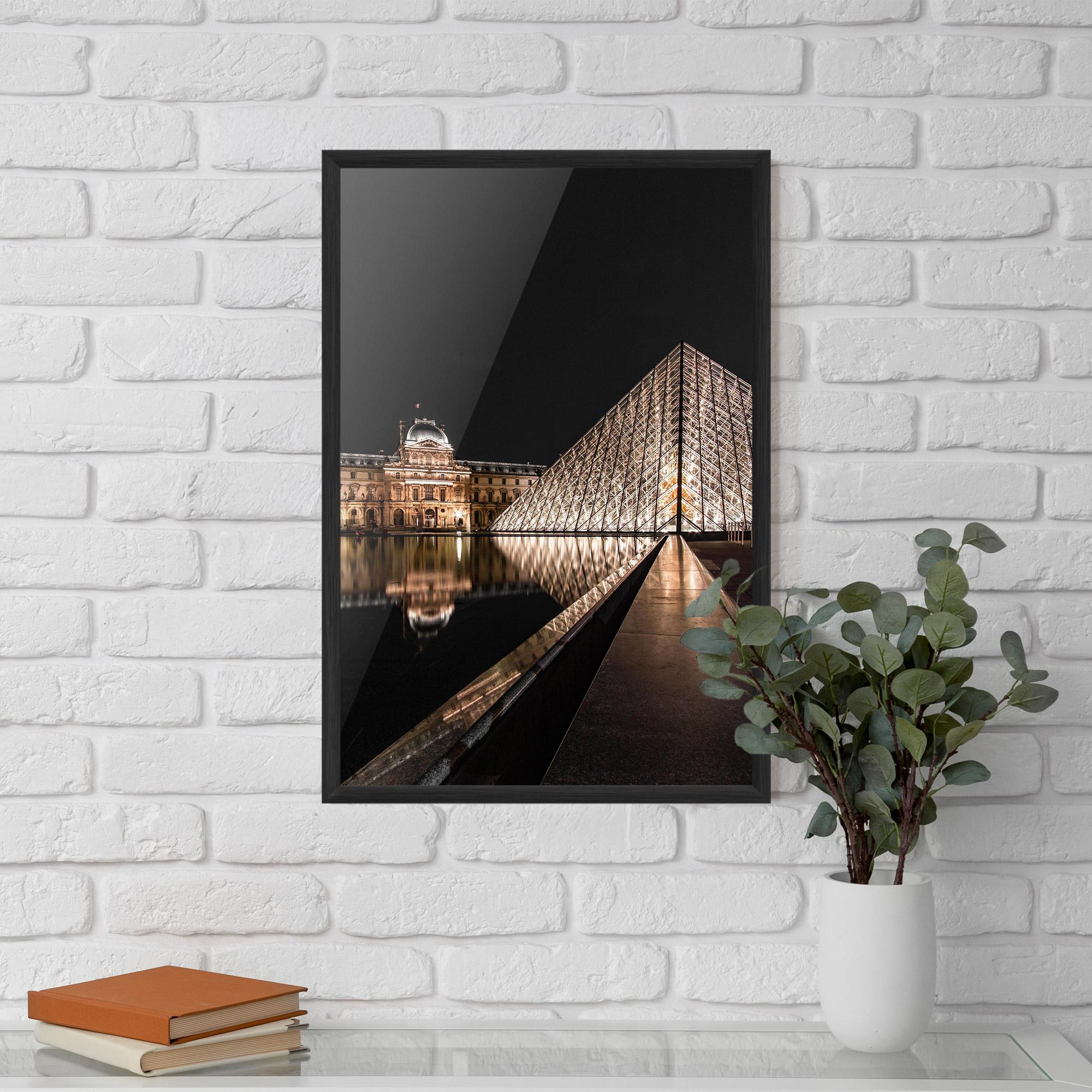 Plakat w Ramie Louvre Night mockup 5