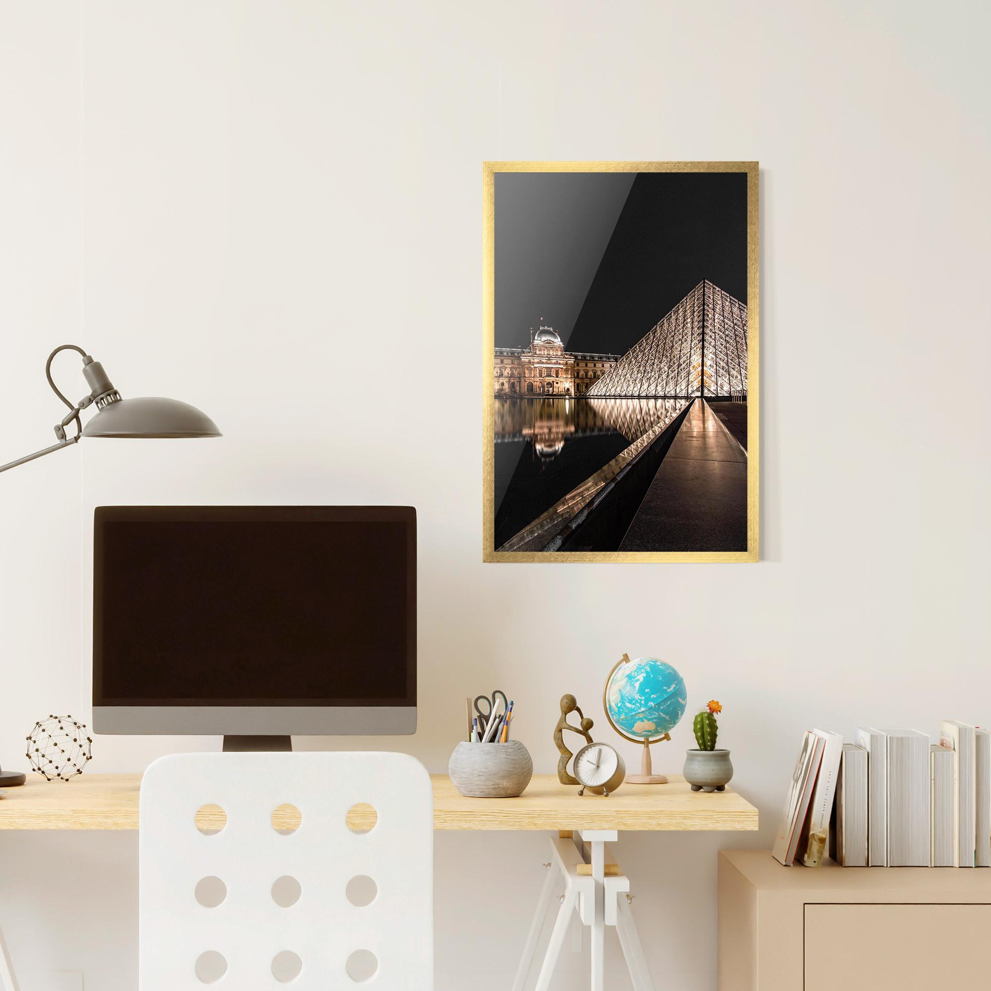 Plakat w Ramie Louvre Night mockup 6