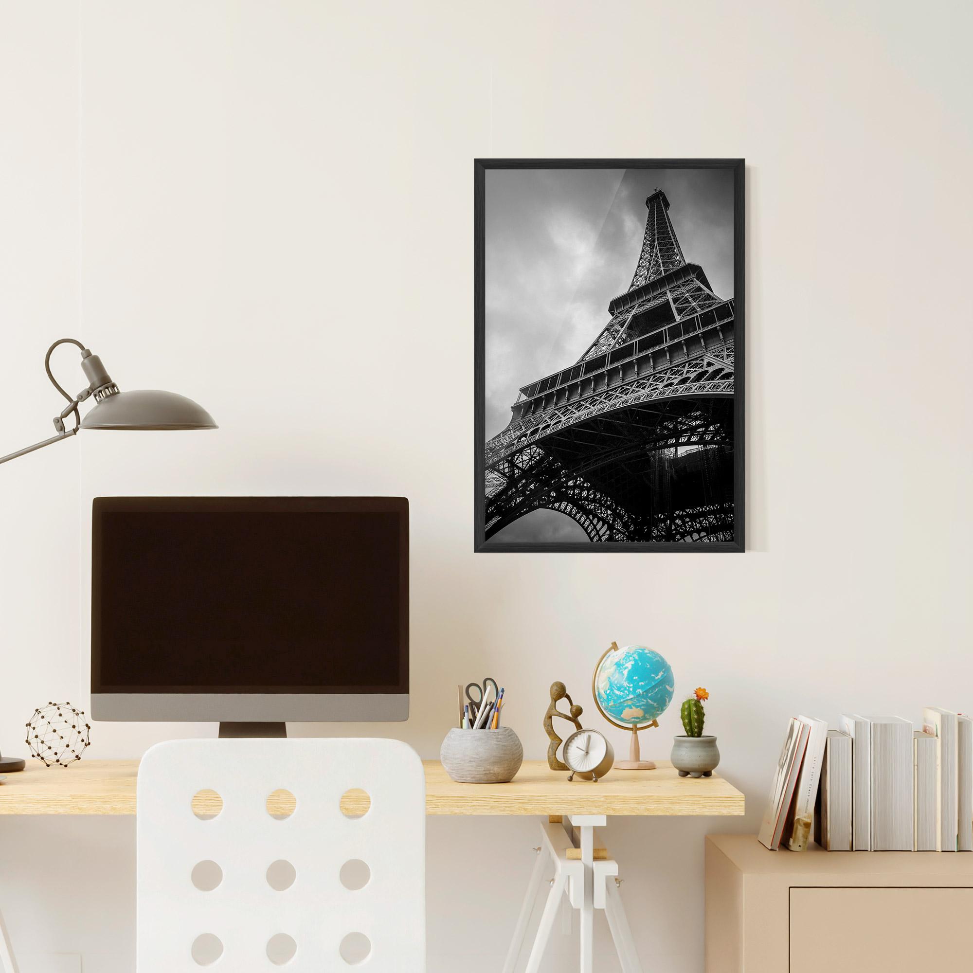 Plakat w Ramie Eiffel Grey Tower mockup 6