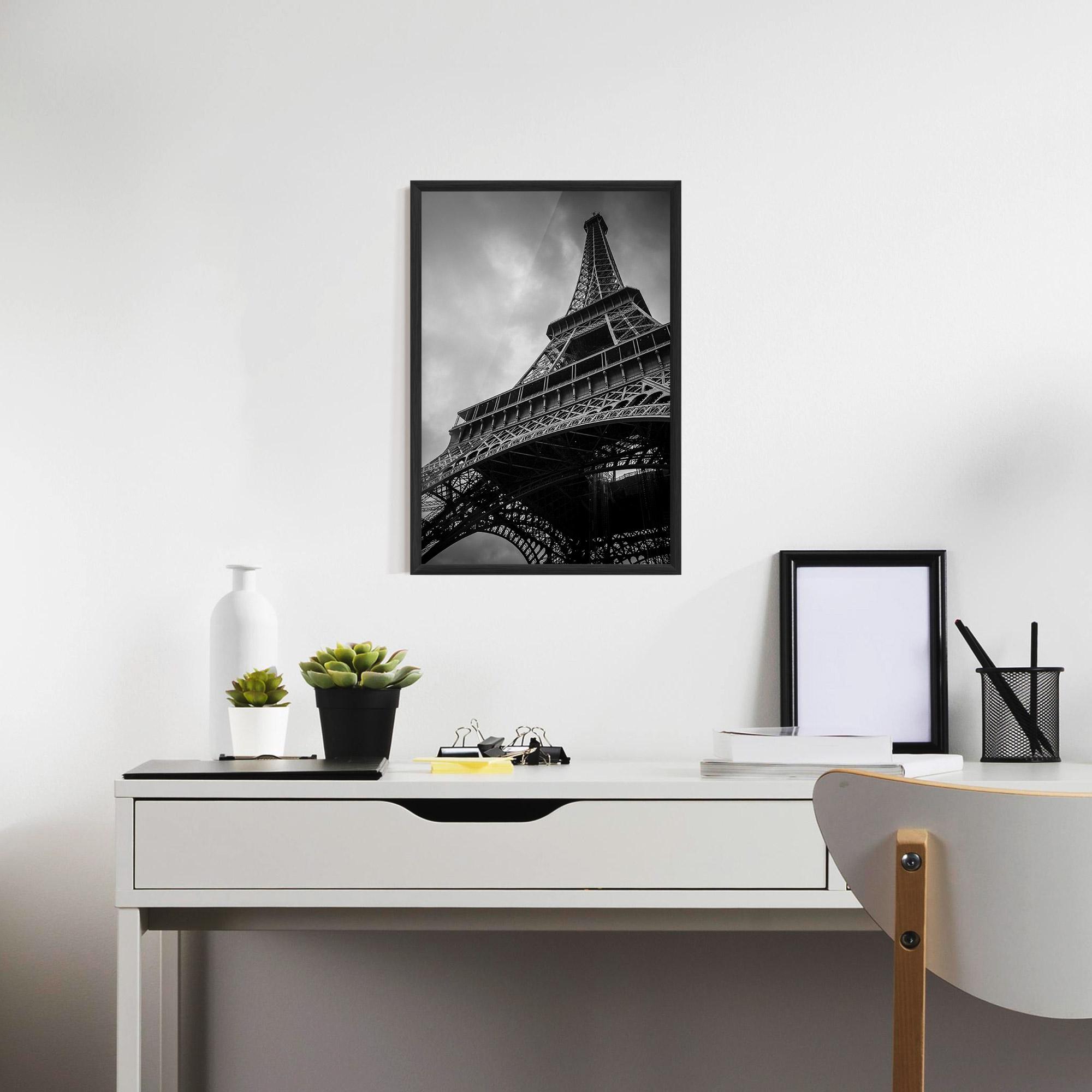 Plakat w Ramie Eiffel Grey Tower mockup 7