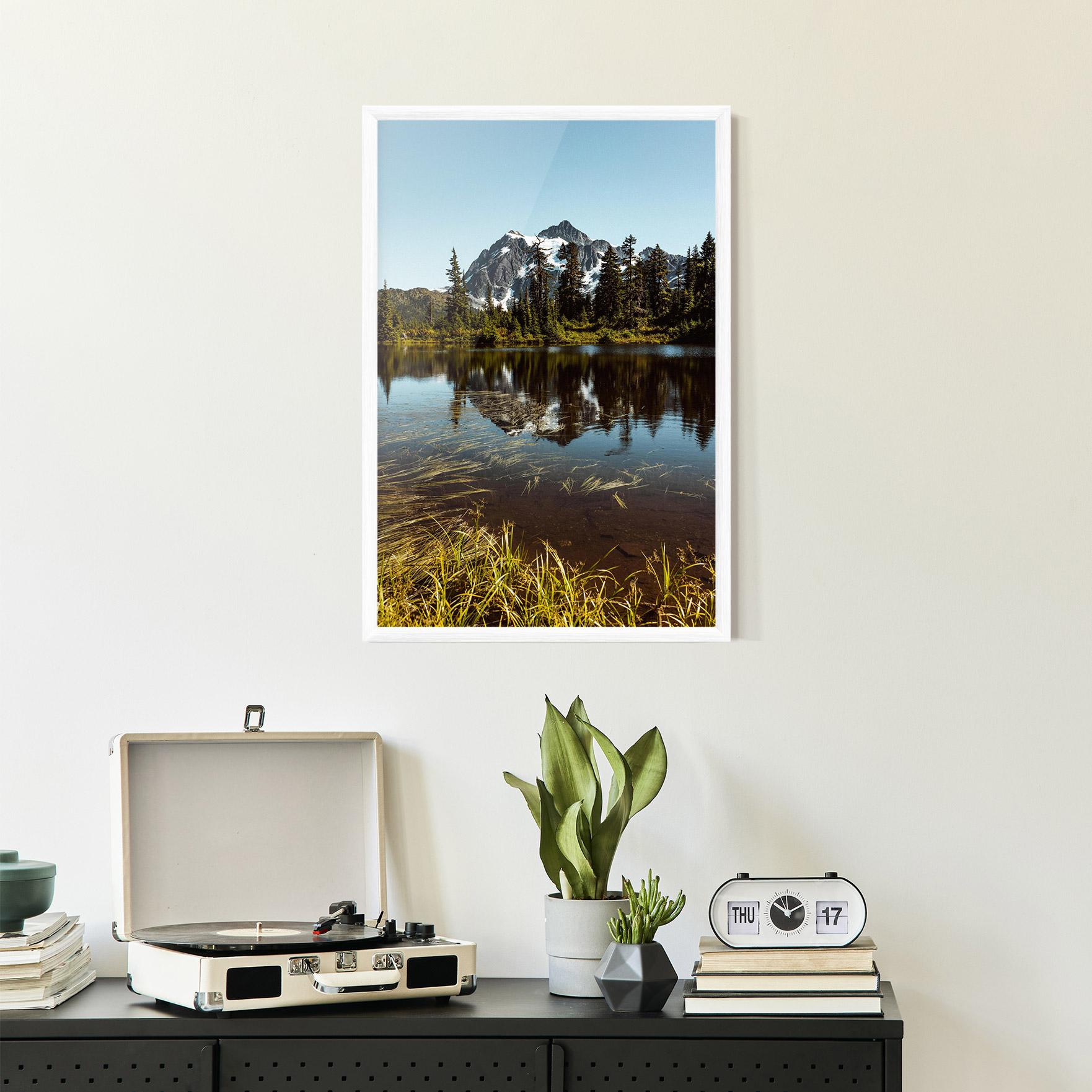 Plakat w Ramie Lake Snow Mountain mockup 2