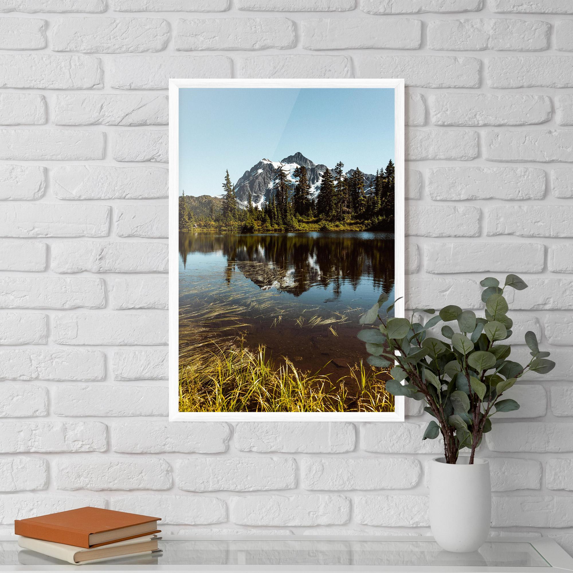 Plakat w Ramie Lake Snow Mountain mockup 5