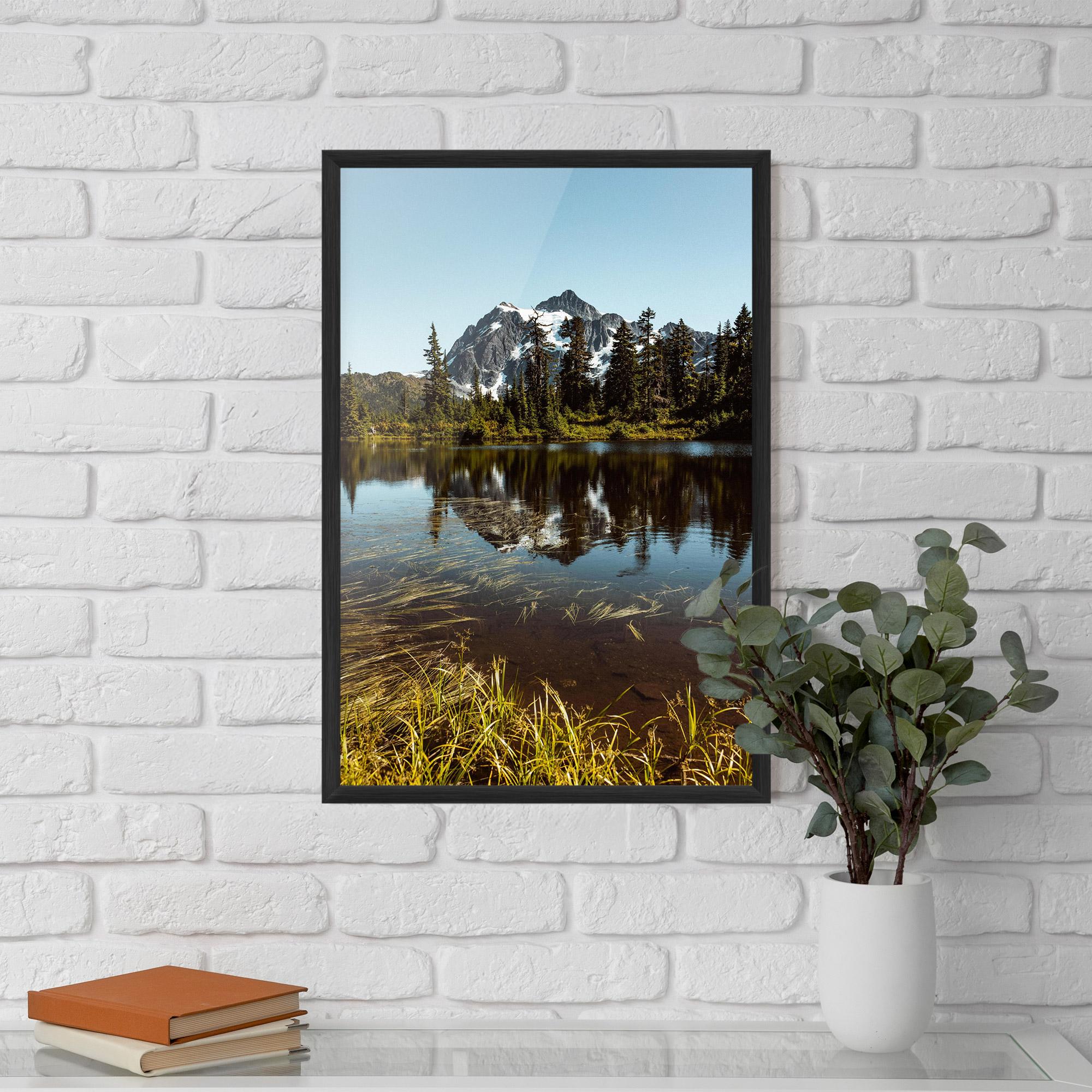 Plakat w Ramie Lake Snow Mountain mockup 5