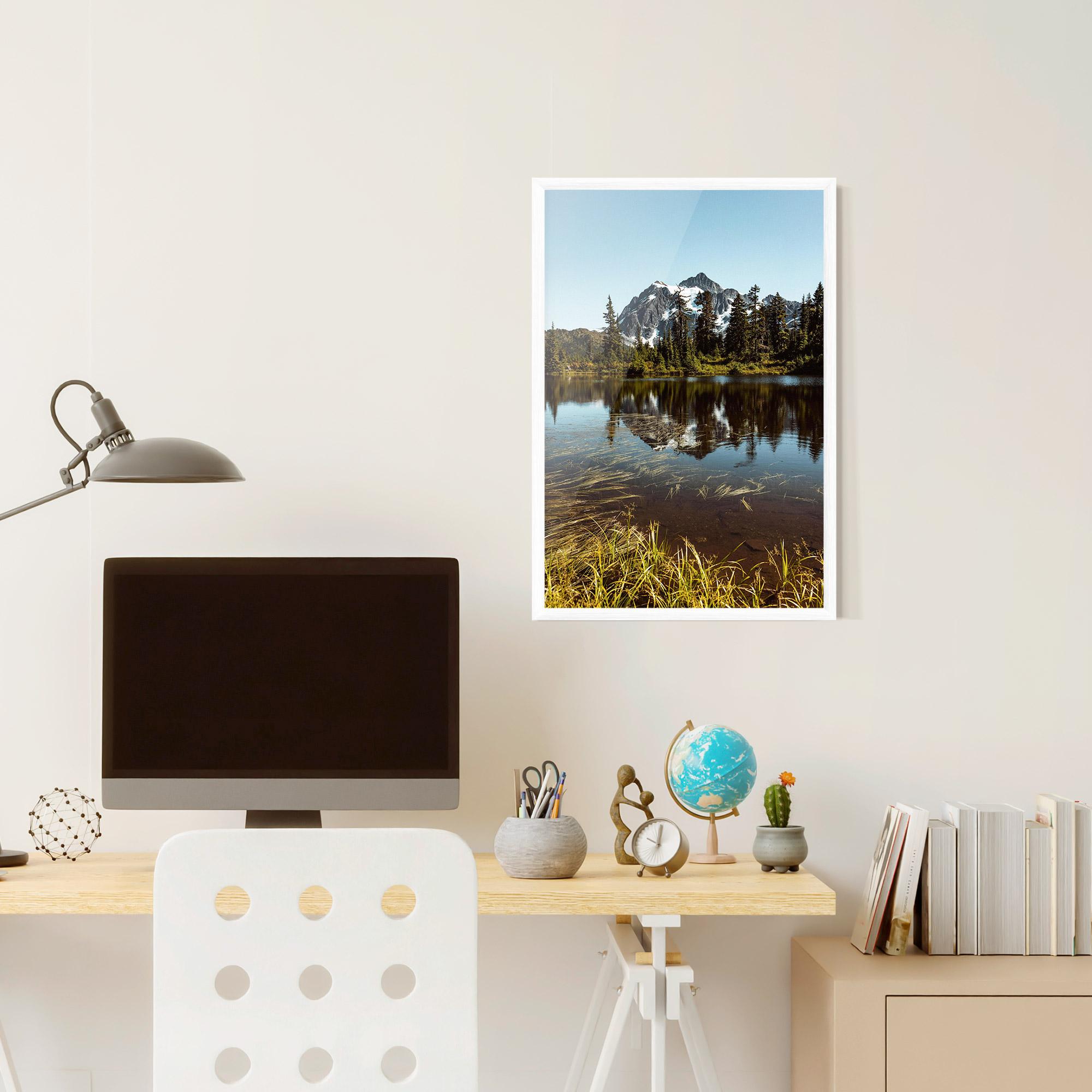 Plakat w Ramie Lake Snow Mountain mockup 6