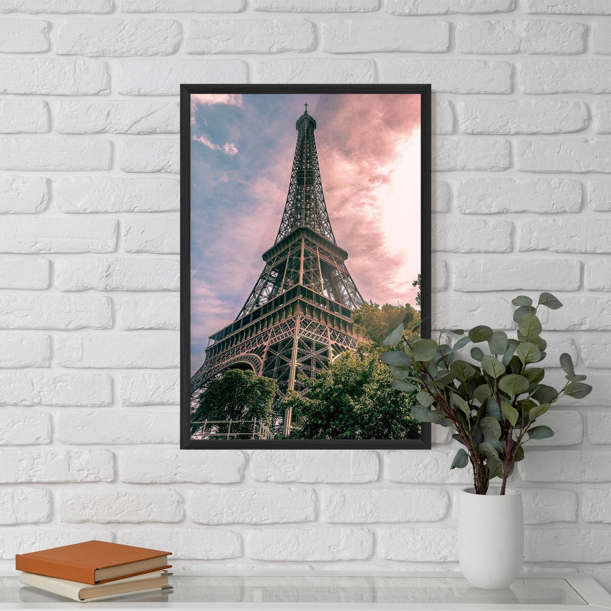 Plakat w Ramie Eiffel Under Pink Sky mockup 5