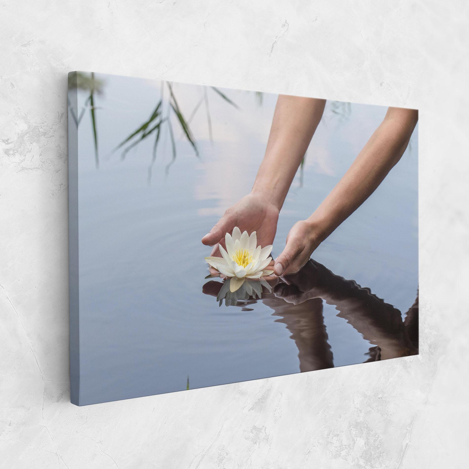 Obraz na Płótnie Holding Lake Flower mockup 1