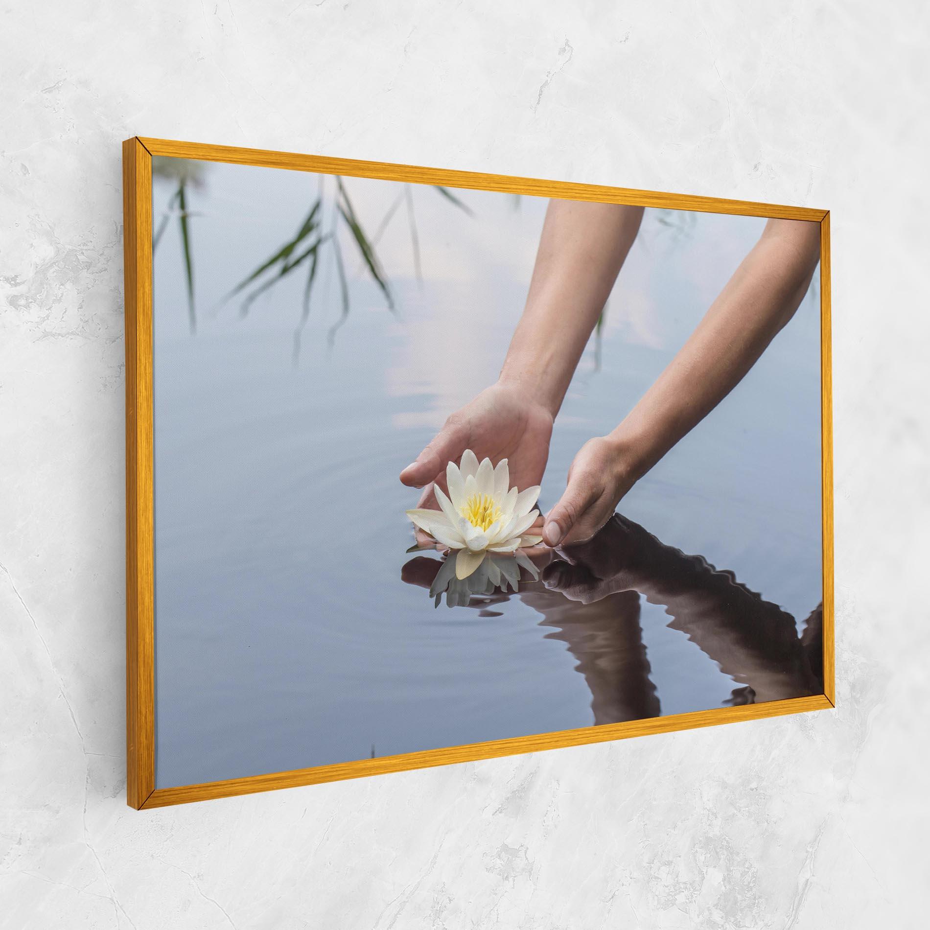 Obraz na Płótnie Holding Lake Flower mockup 1