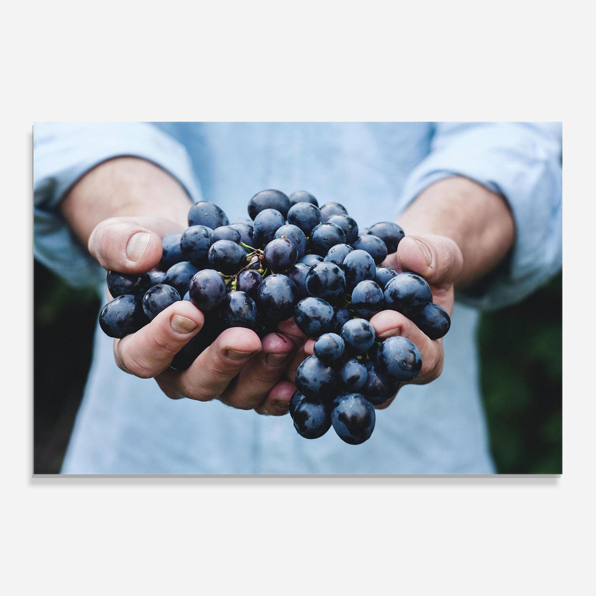Obraz na Szkle Holding Grapes mockup 0