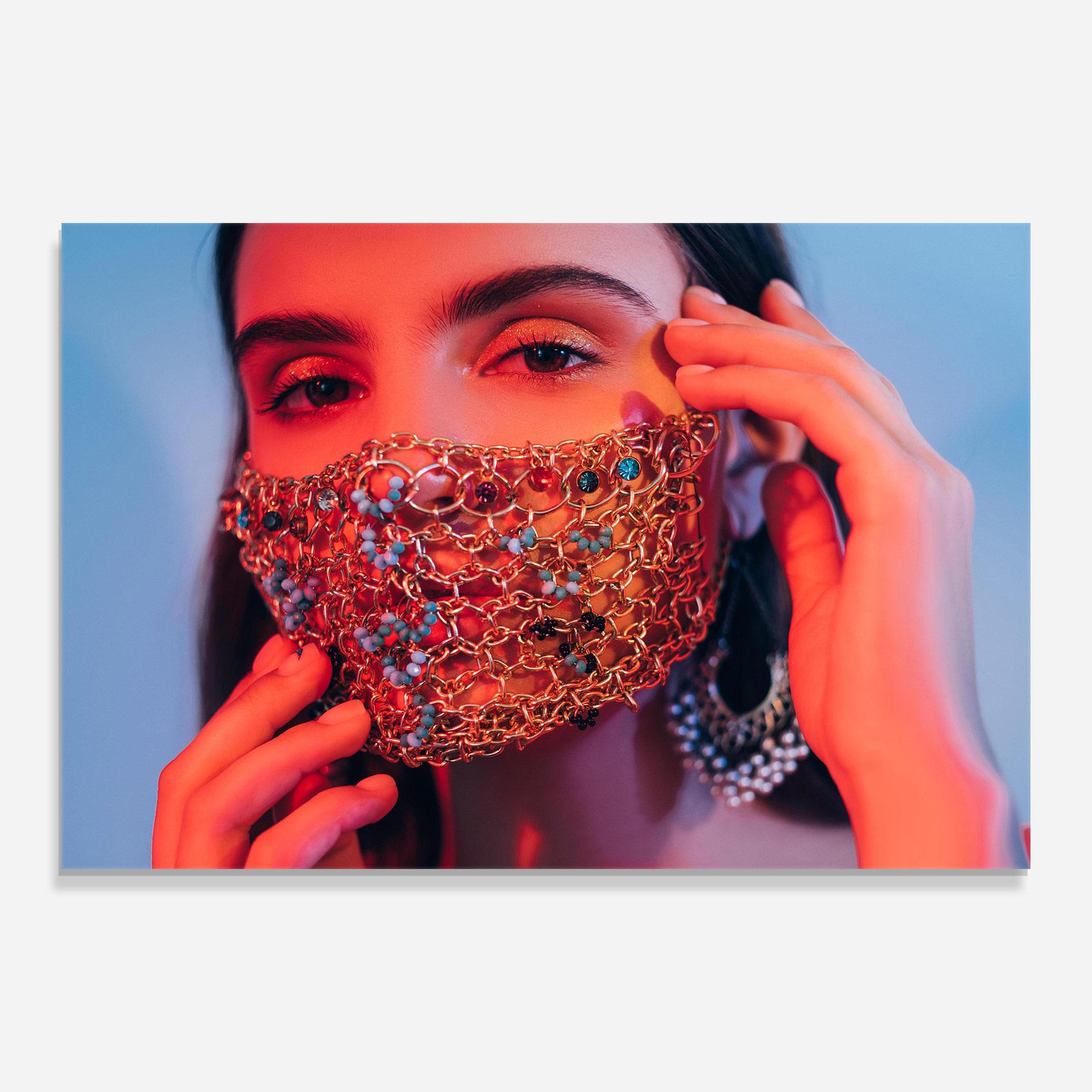 Obraz na Szkle Gold Chain Face Mask mockup 0