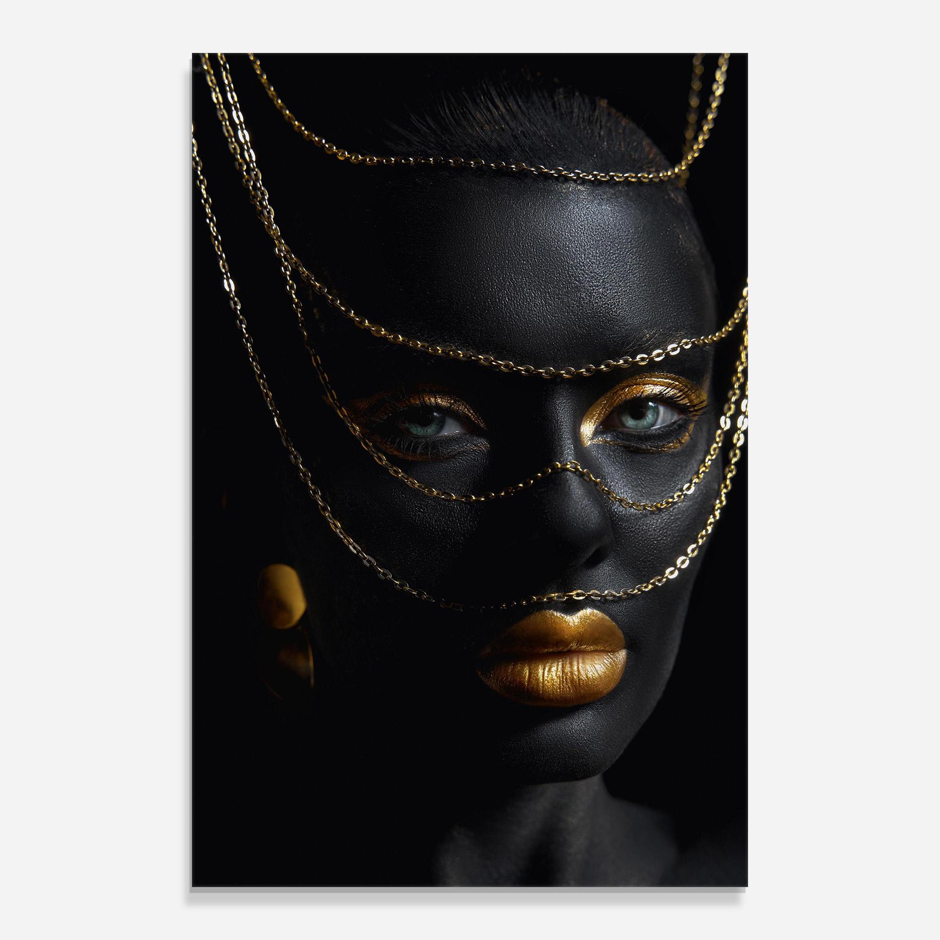 Obraz na Szkle Gold Chain Green Eyes mockup 0