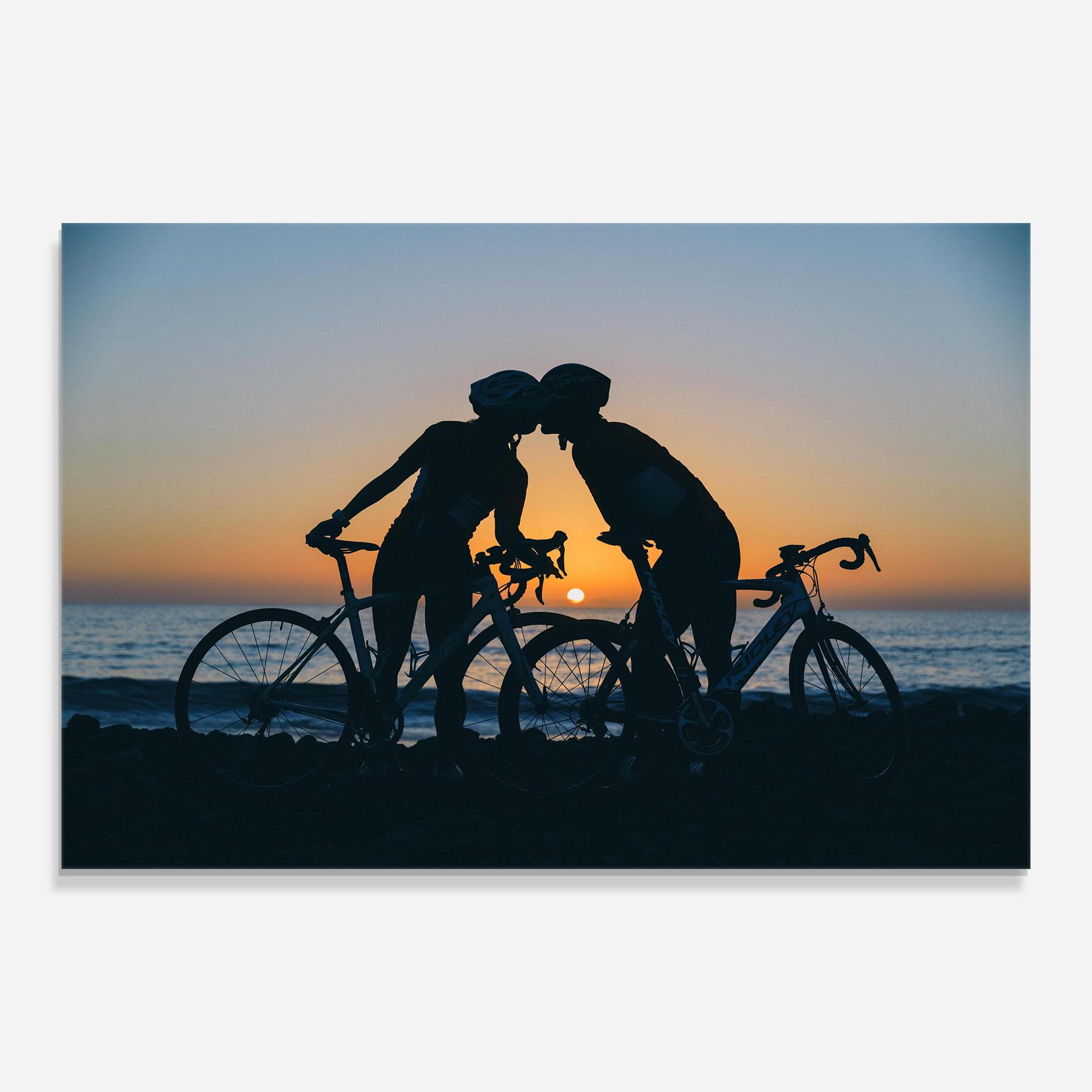 Obraz na Szkle Bike Couple Kissing mockup 0