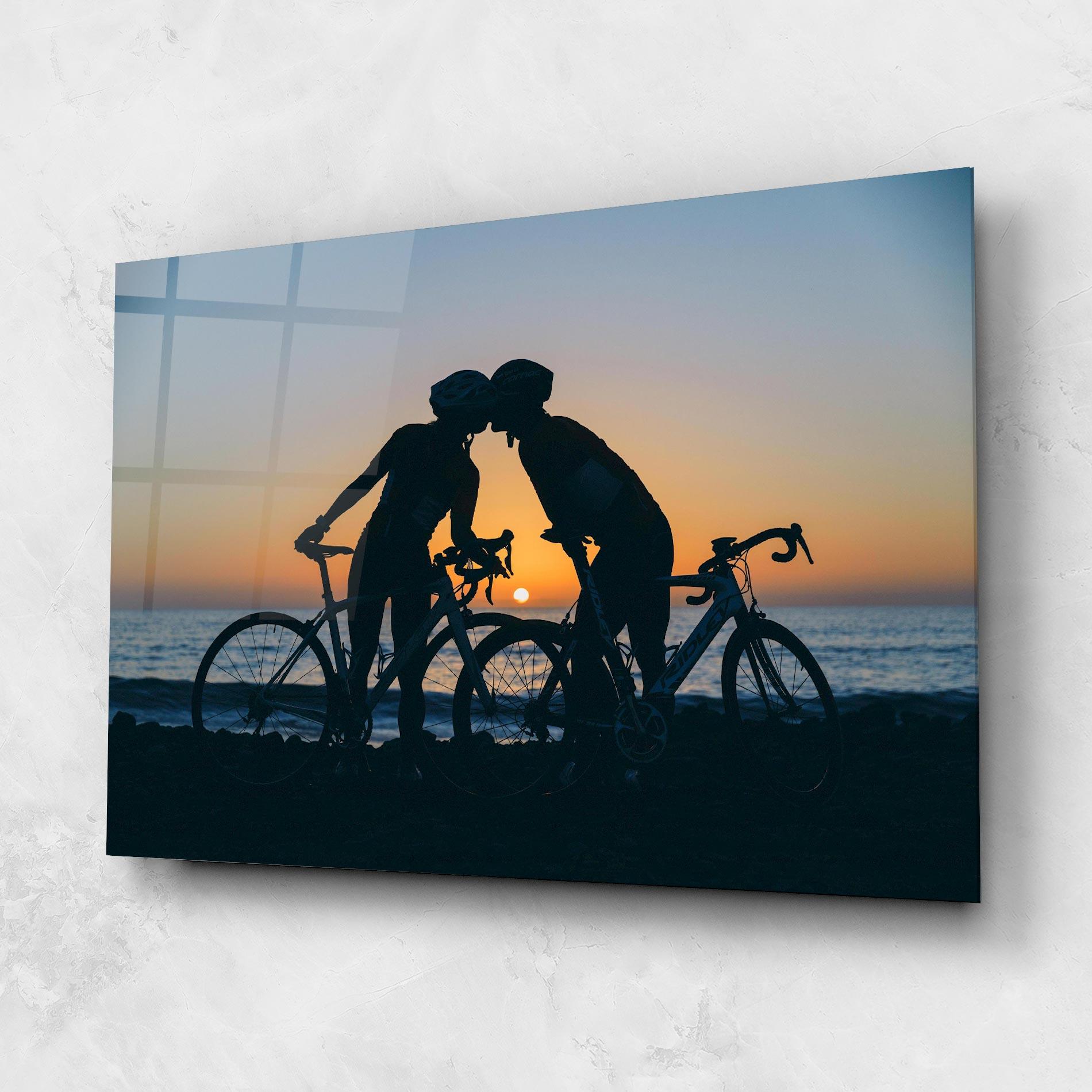 Obraz na Szkle Bike Couple Kissing mockup 1